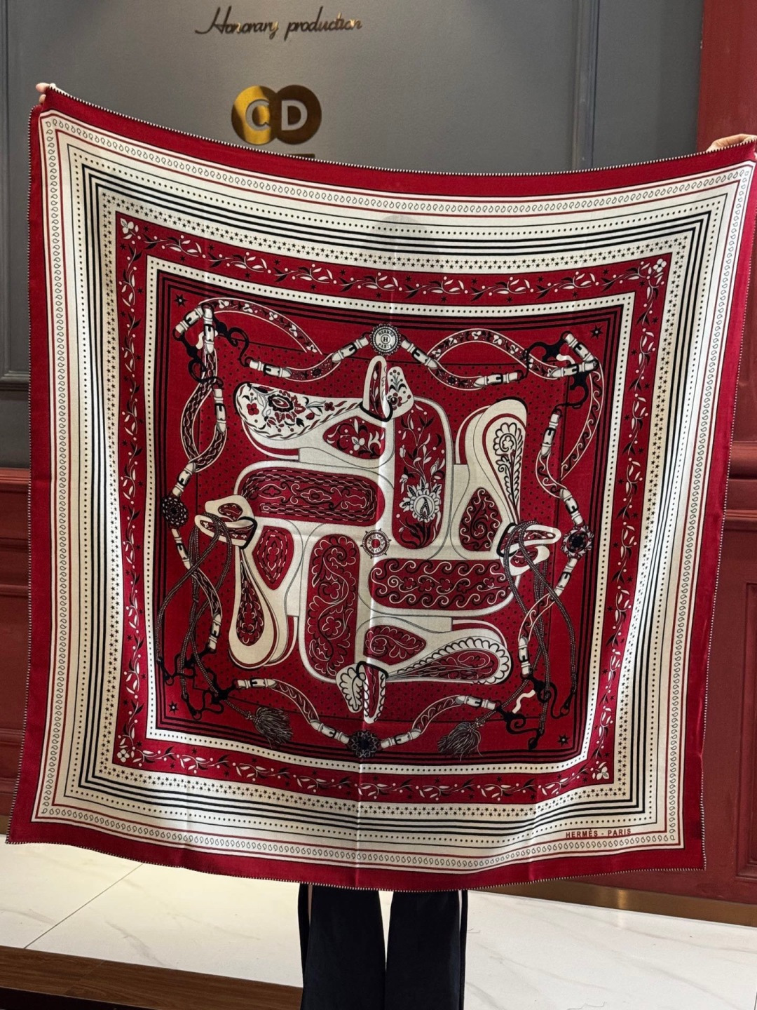 上新💕。丝绒方巾 【爱马仕2025春夏 亚马逊的庆典 Bandana，佩斯利花纹，生机勃勃的图案】（双面