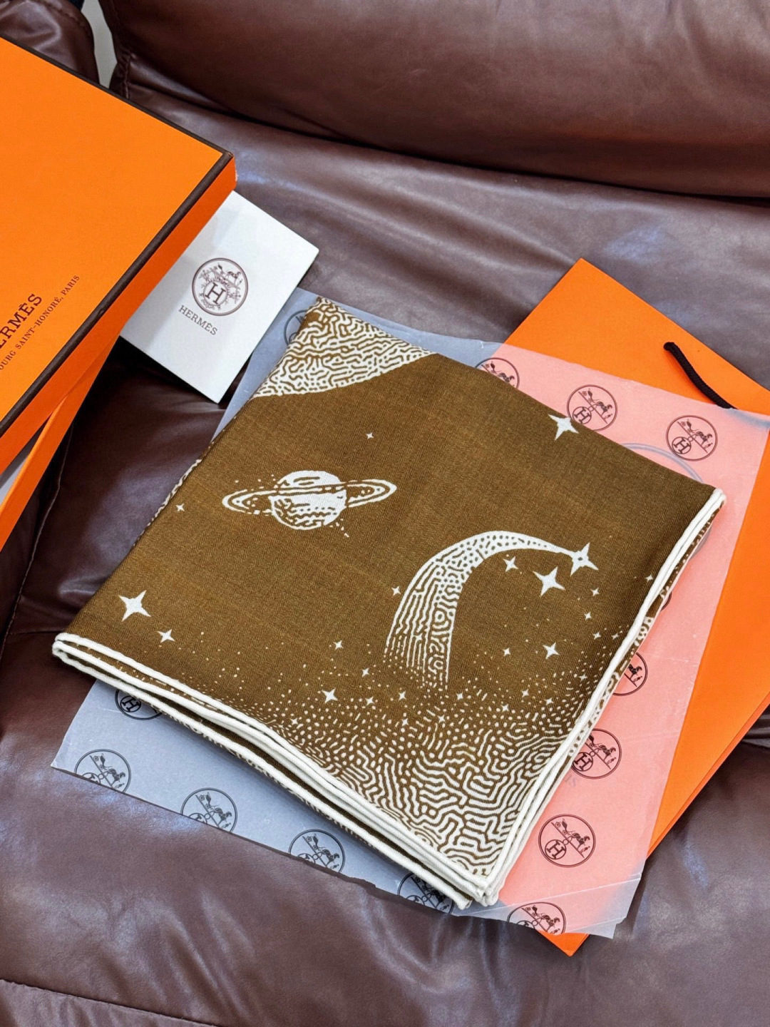 HERMES爱马仕新款|月光飞马Clair de Lune羊绒和真丝披肩，手工卷边(70%羊绒，30%真