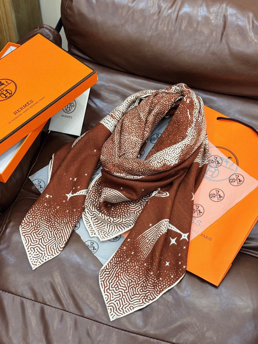 HERMES爱马仕新款|月光飞马Clair de Lune羊绒和真丝披肩，手工卷边(70%羊绒，30%真