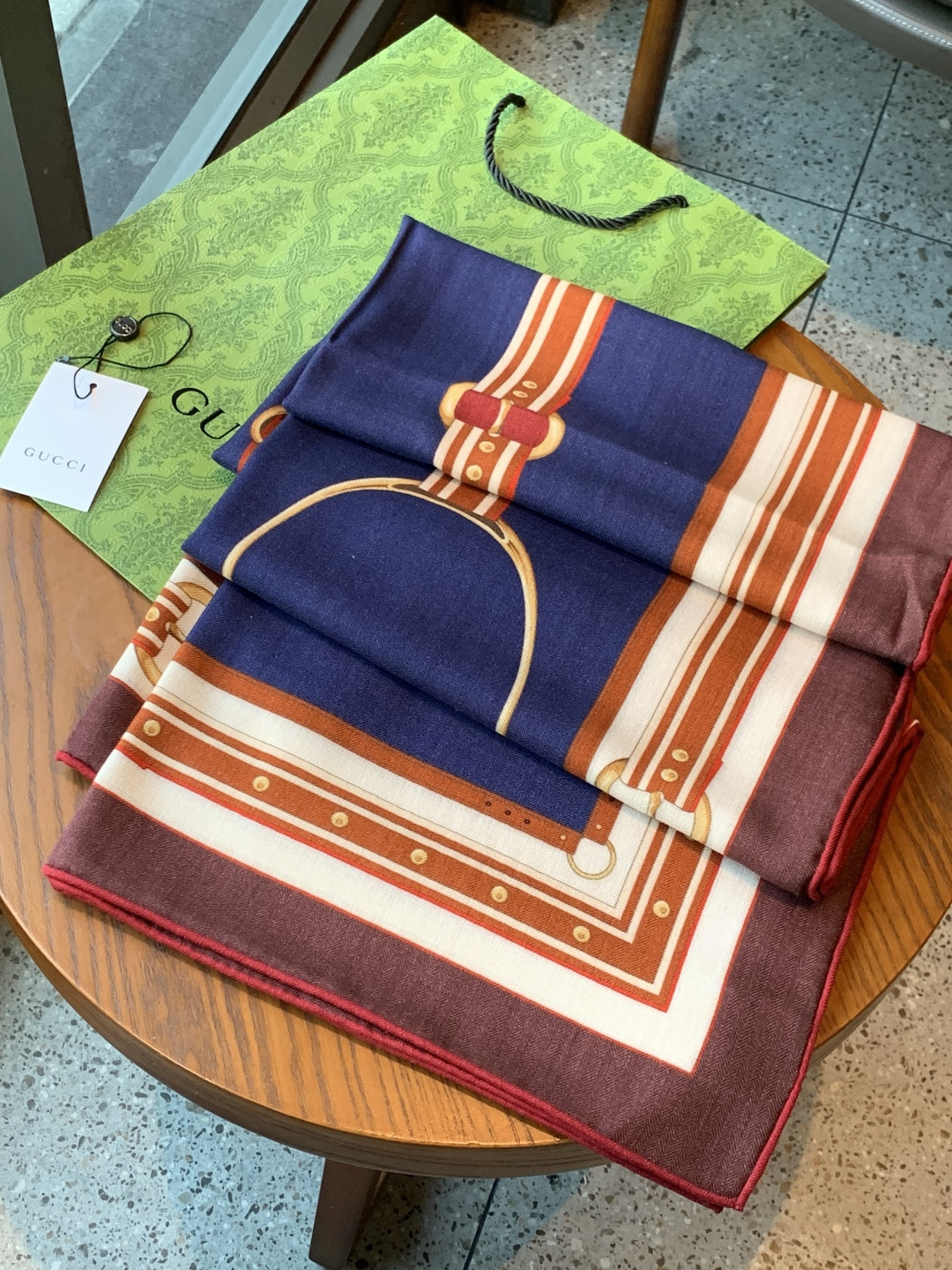 Gucci新款方巾 品牌典藏图案在与全新醒目印花的衬托下熠熠生辉。这款方巾匠心缀饰动物和花卉印花，彰显G