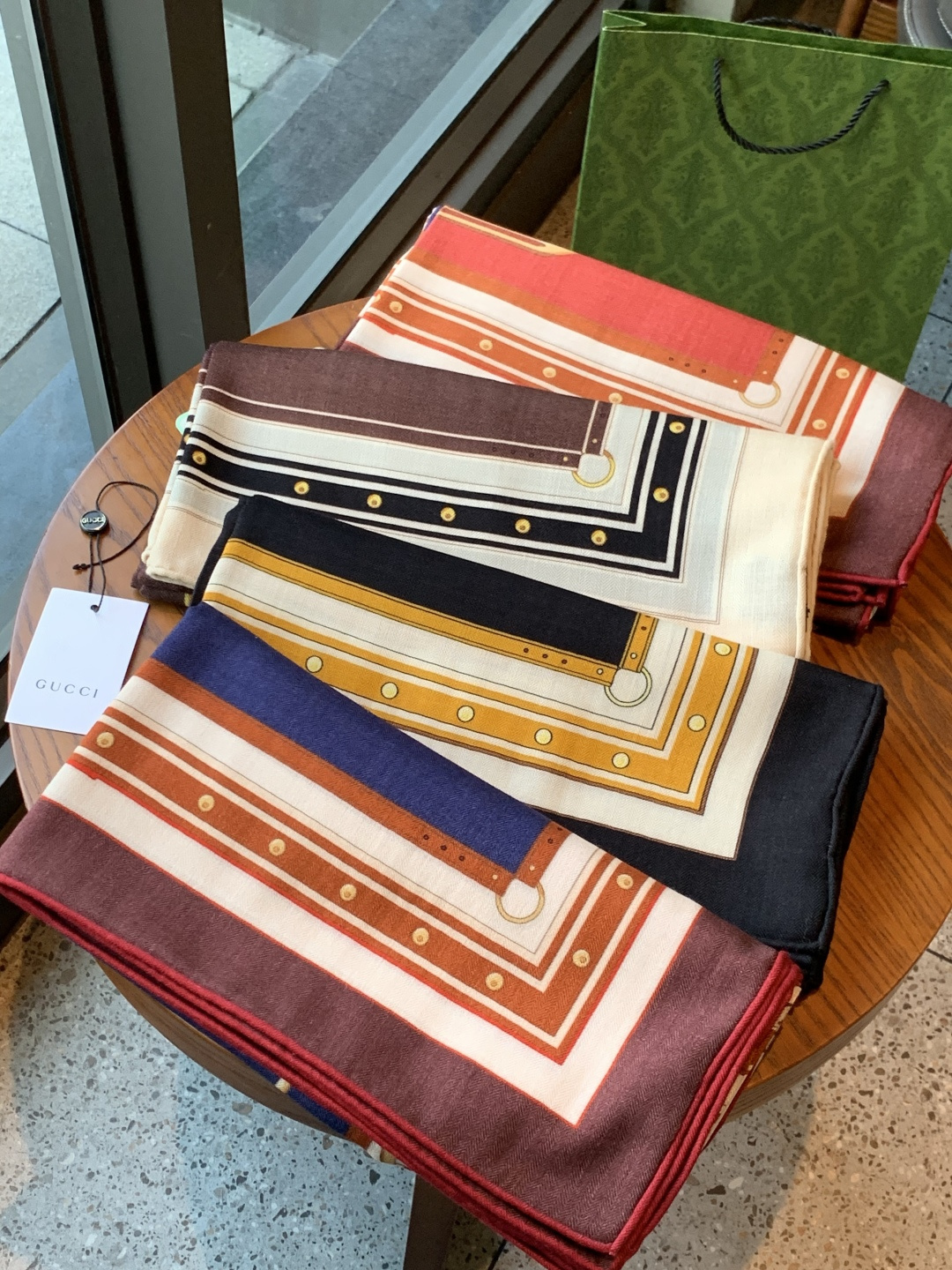 Gucci新款方巾 品牌典藏图案在与全新醒目印花的衬托下熠熠生辉。这款方巾匠心缀饰动物和花卉印花，彰显G