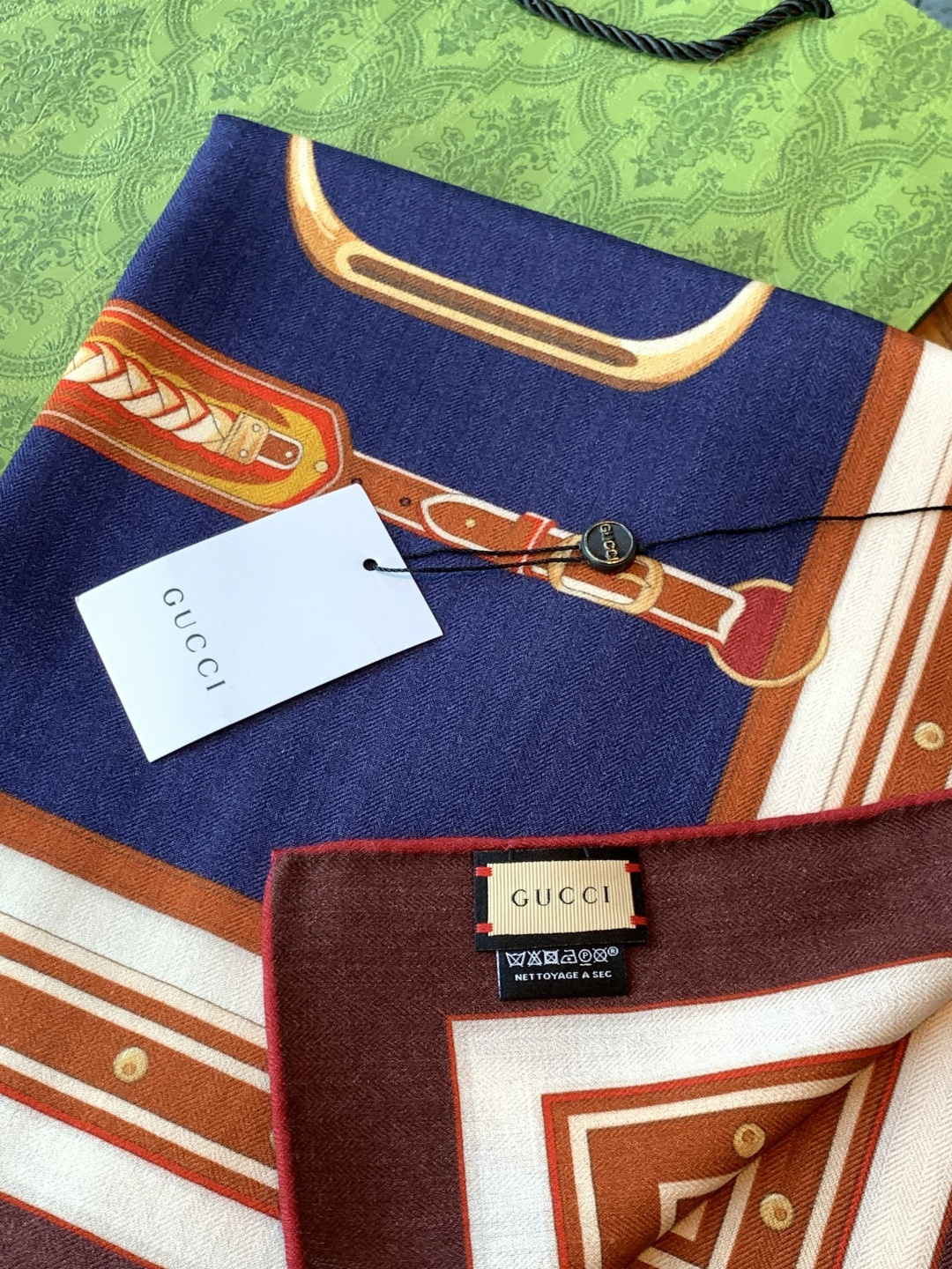 Gucci新款方巾 品牌典藏图案在与全新醒目印花的衬托下熠熠生辉。这款方巾匠心缀饰动物和花卉印花，彰显G