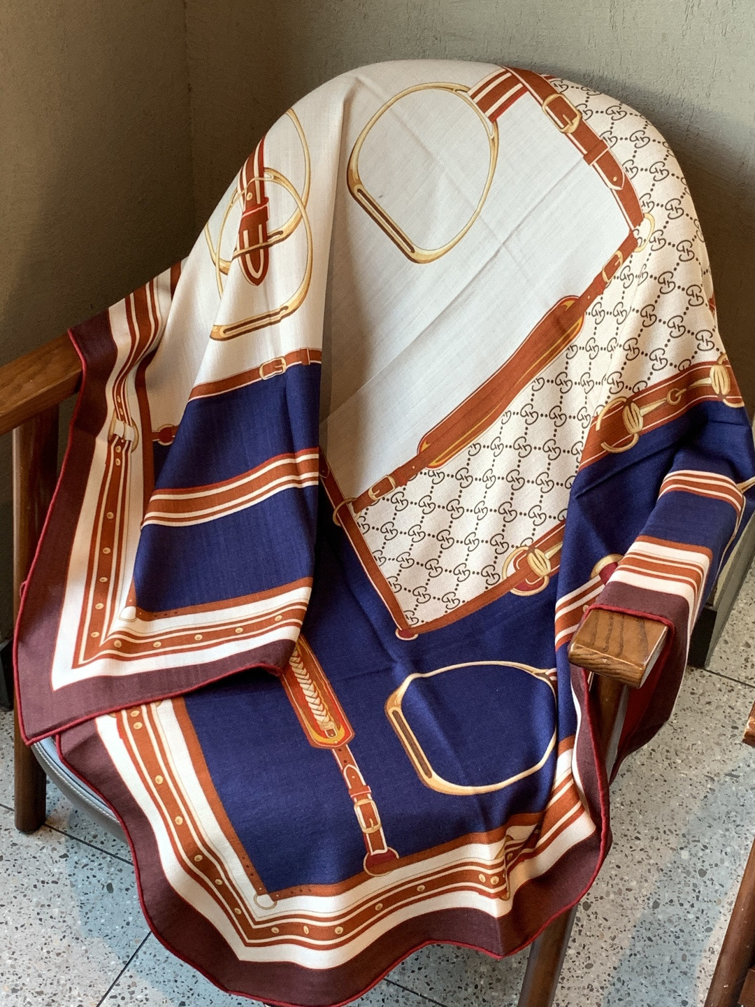 Gucci新款方巾 品牌典藏图案在与全新醒目印花的衬托下熠熠生辉。这款方巾匠心缀饰动物和花卉印花，彰显G