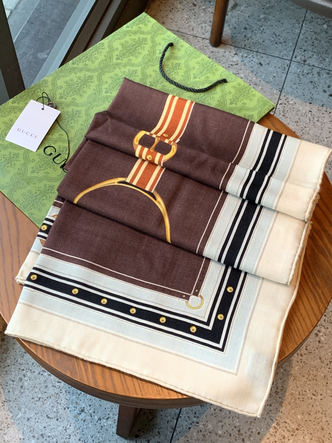 Gucci新款方巾 品牌典藏图案在与全新醒目印花的衬托下熠熠生辉。这款方巾匠心缀饰动物和花卉印花，彰显G