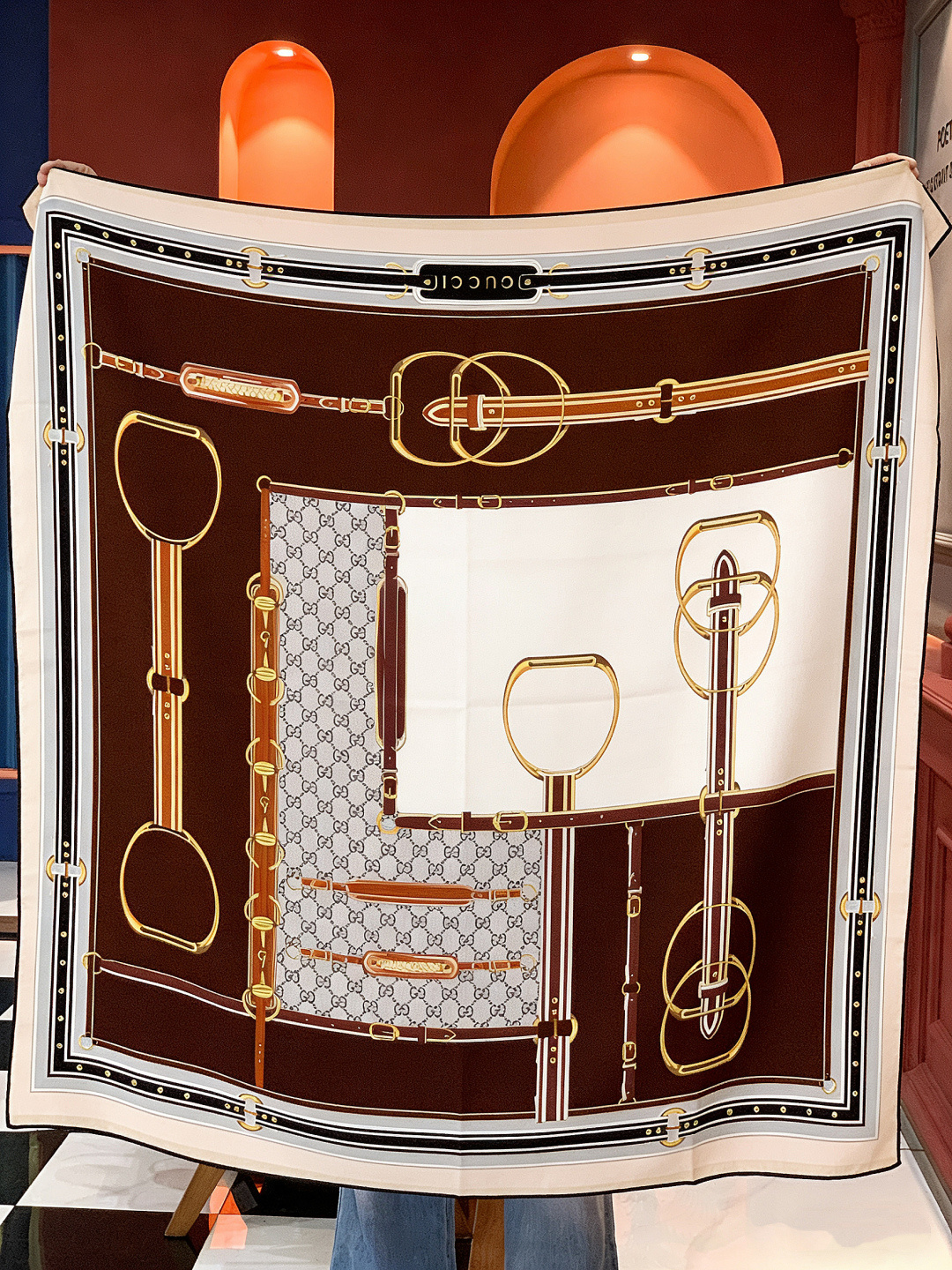 Gucci新款方巾 品牌典藏图案在与全新醒目印花的衬托下熠熠生辉。这款方巾匠心缀饰动物和花卉印花，彰显G