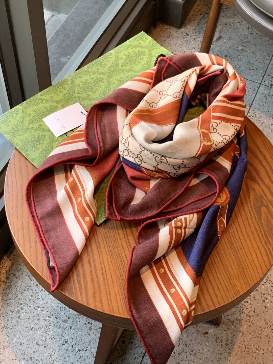 Gucci新款方巾 品牌典藏图案在与全新醒目印花的衬托下熠熠生辉。这款方巾匠心缀饰动物和花卉印花，彰显G