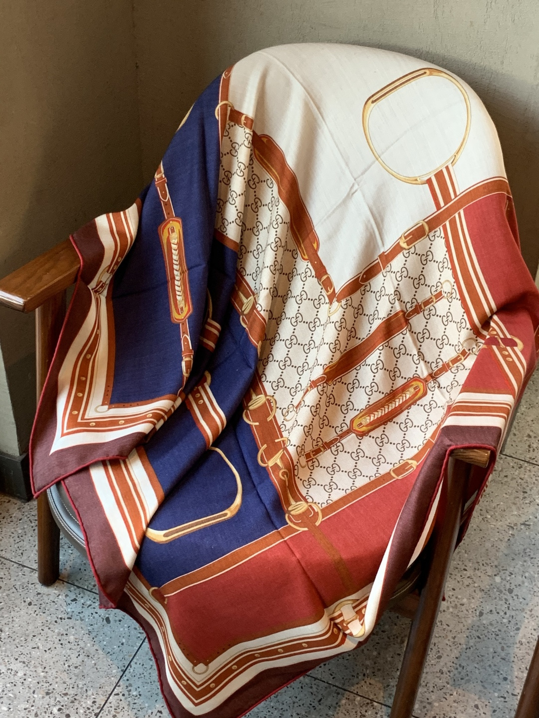 Gucci新款方巾 品牌典藏图案在与全新醒目印花的衬托下熠熠生辉。这款方巾匠心缀饰动物和花卉印花，彰显G