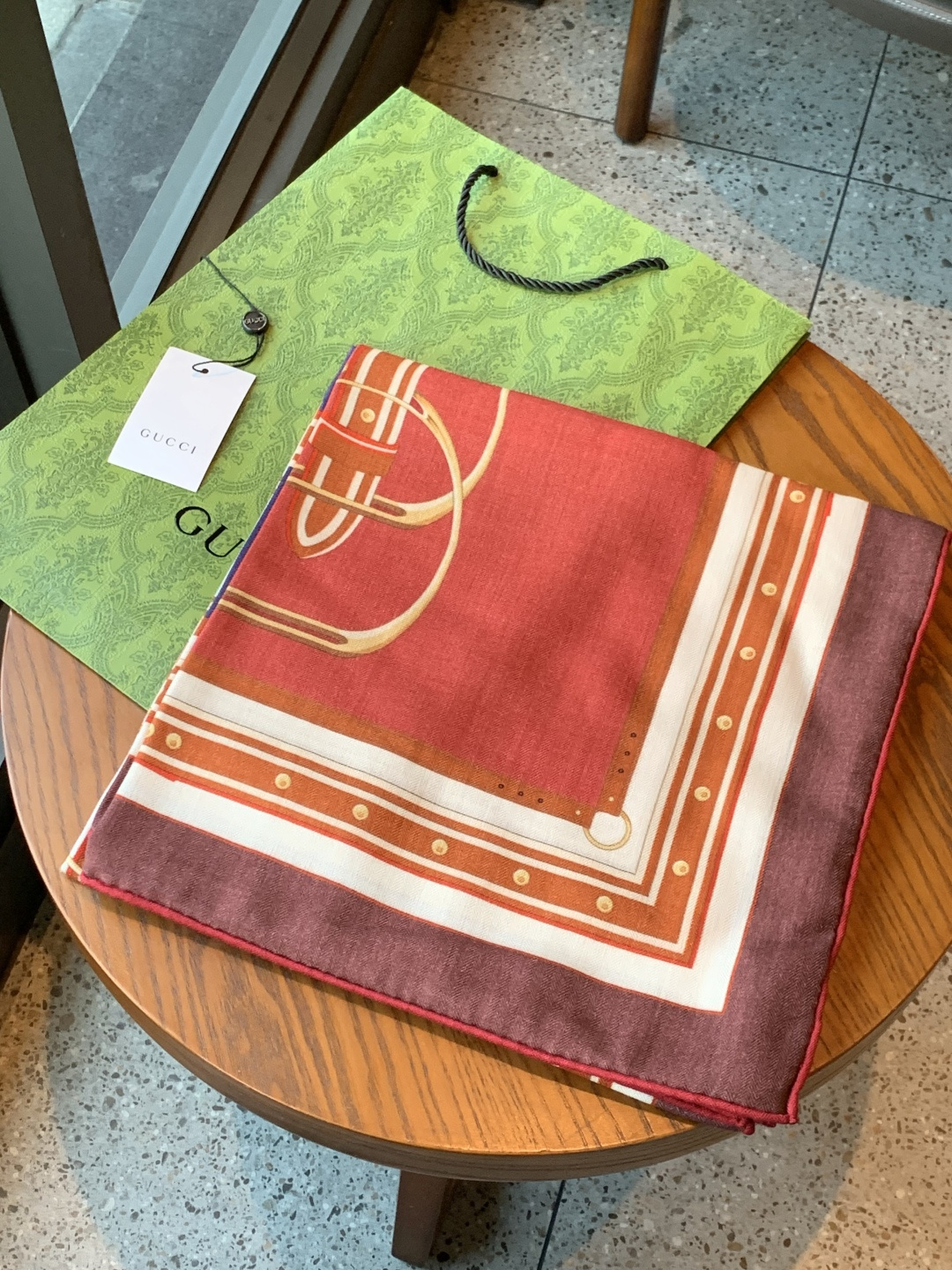 Gucci新款方巾 品牌典藏图案在与全新醒目印花的衬托下熠熠生辉。这款方巾匠心缀饰动物和花卉印花，彰显G