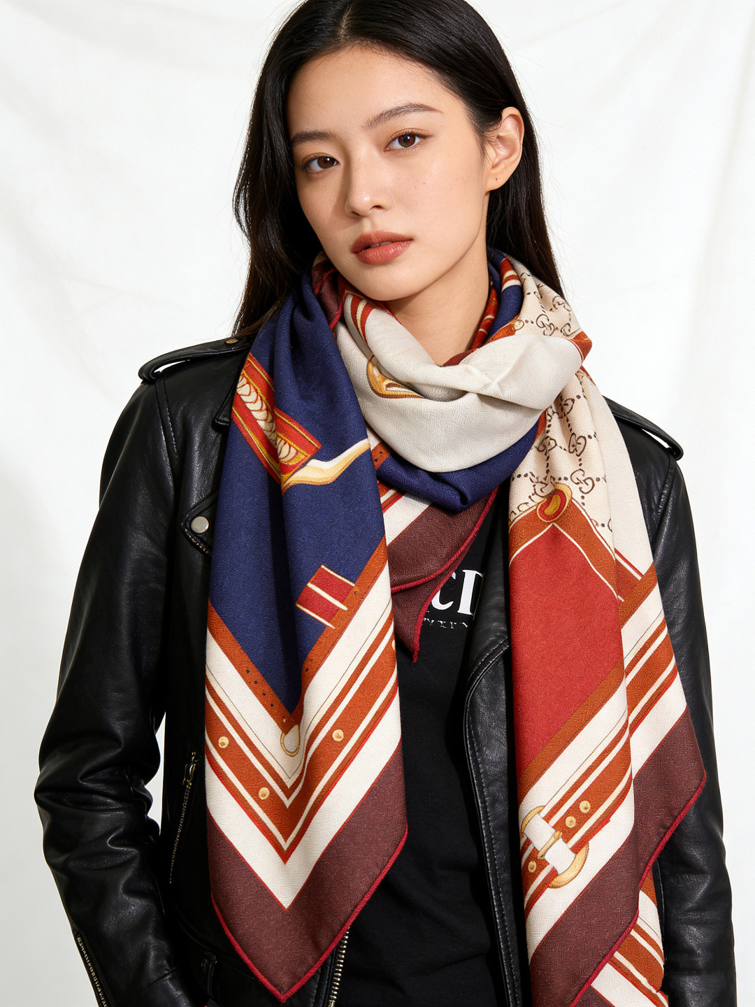 Gucci新款方巾 品牌典藏图案在与全新醒目印花的衬托下熠熠生辉。这款方巾匠心缀饰动物和花卉印花，彰显G