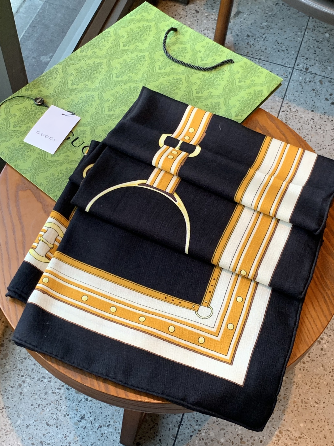 Gucci新款方巾 品牌典藏图案在与全新醒目印花的衬托下熠熠生辉。这款方巾匠心缀饰动物和花卉印花，彰显G