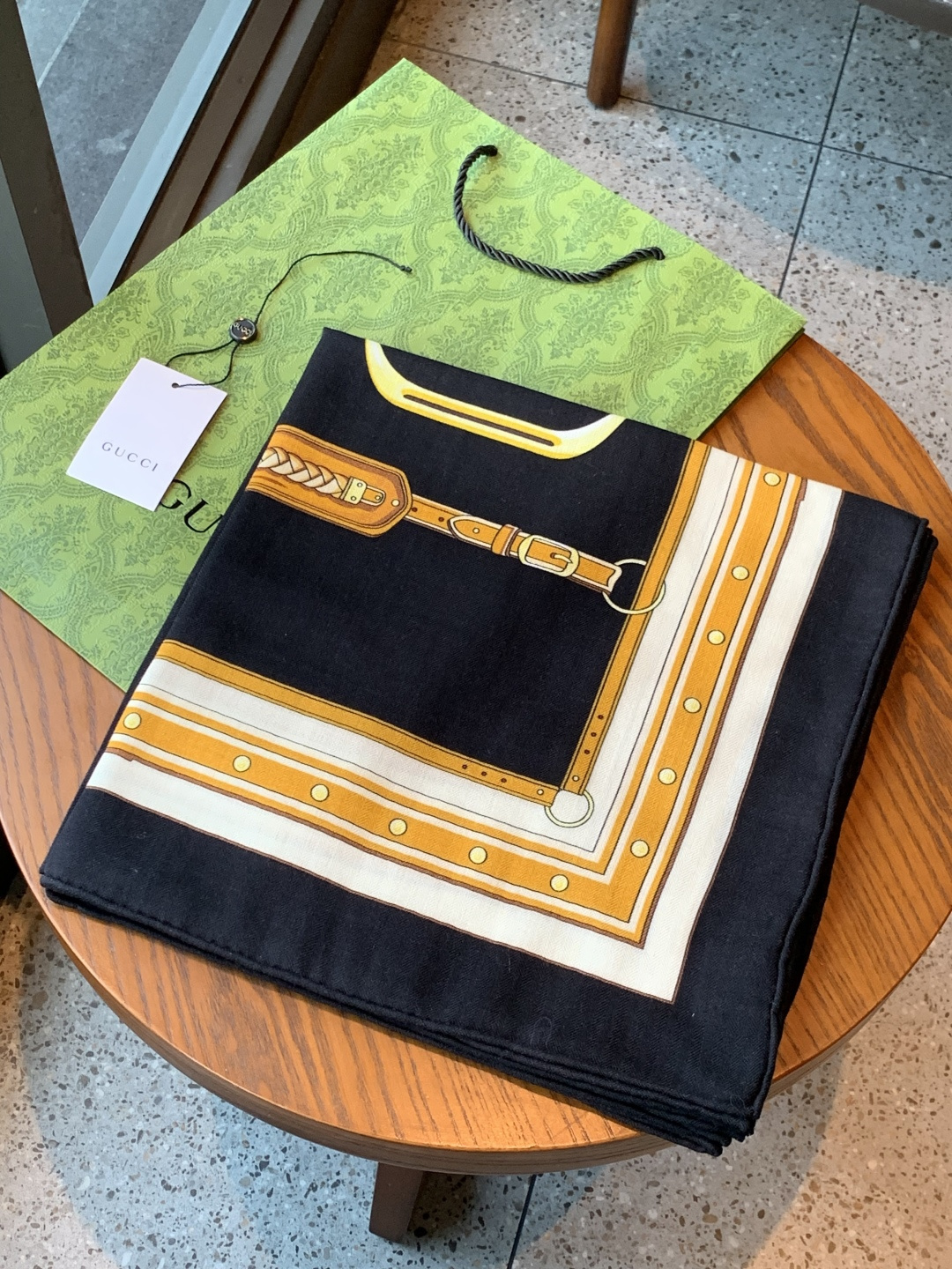 Gucci新款方巾 品牌典藏图案在与全新醒目印花的衬托下熠熠生辉。这款方巾匠心缀饰动物和花卉印花，彰显G