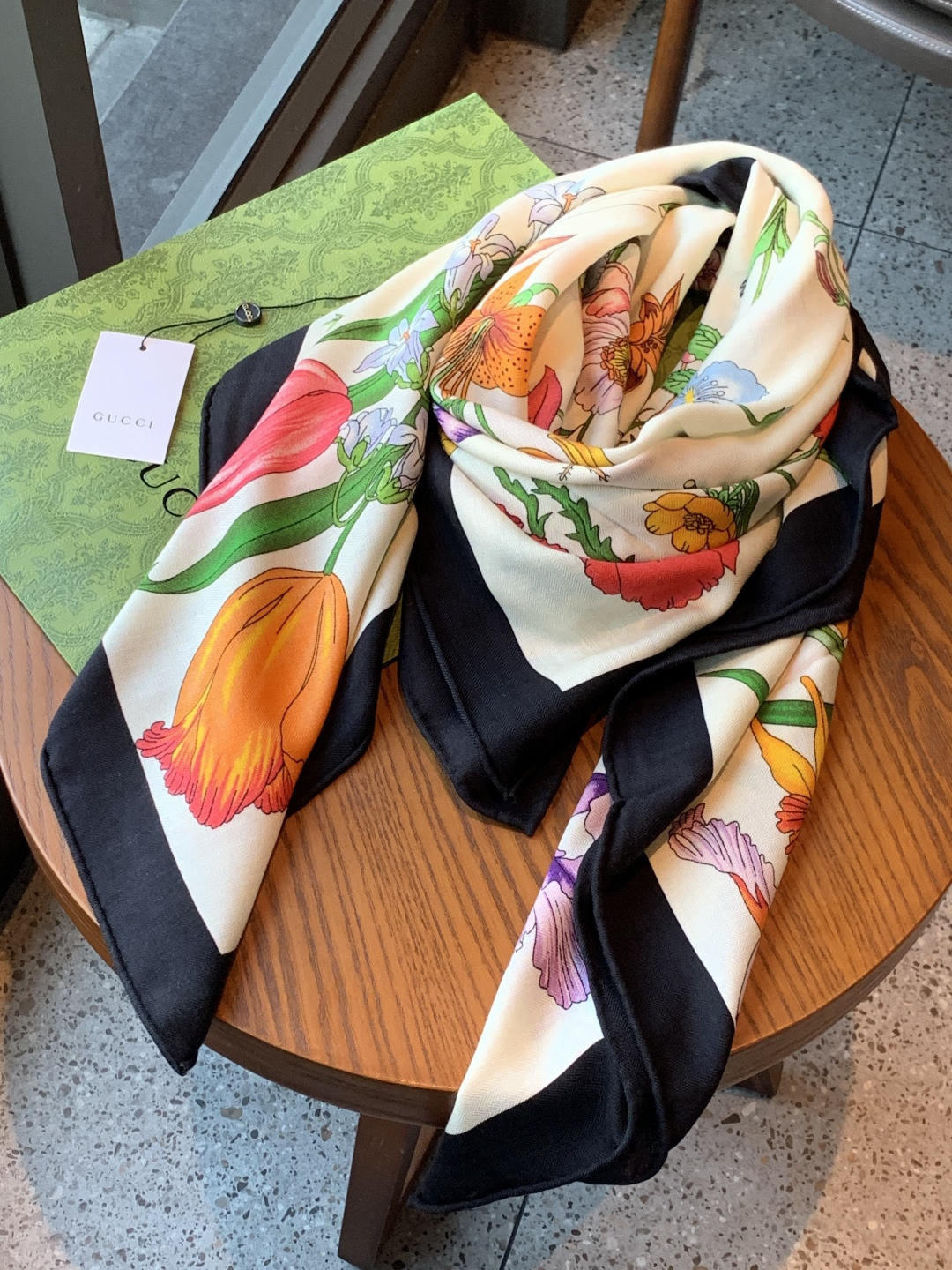 Gucci印花方巾【双面同色印花】2025春夏系列倾情推出活力十足的配饰，这款缀饰Gucci Flora