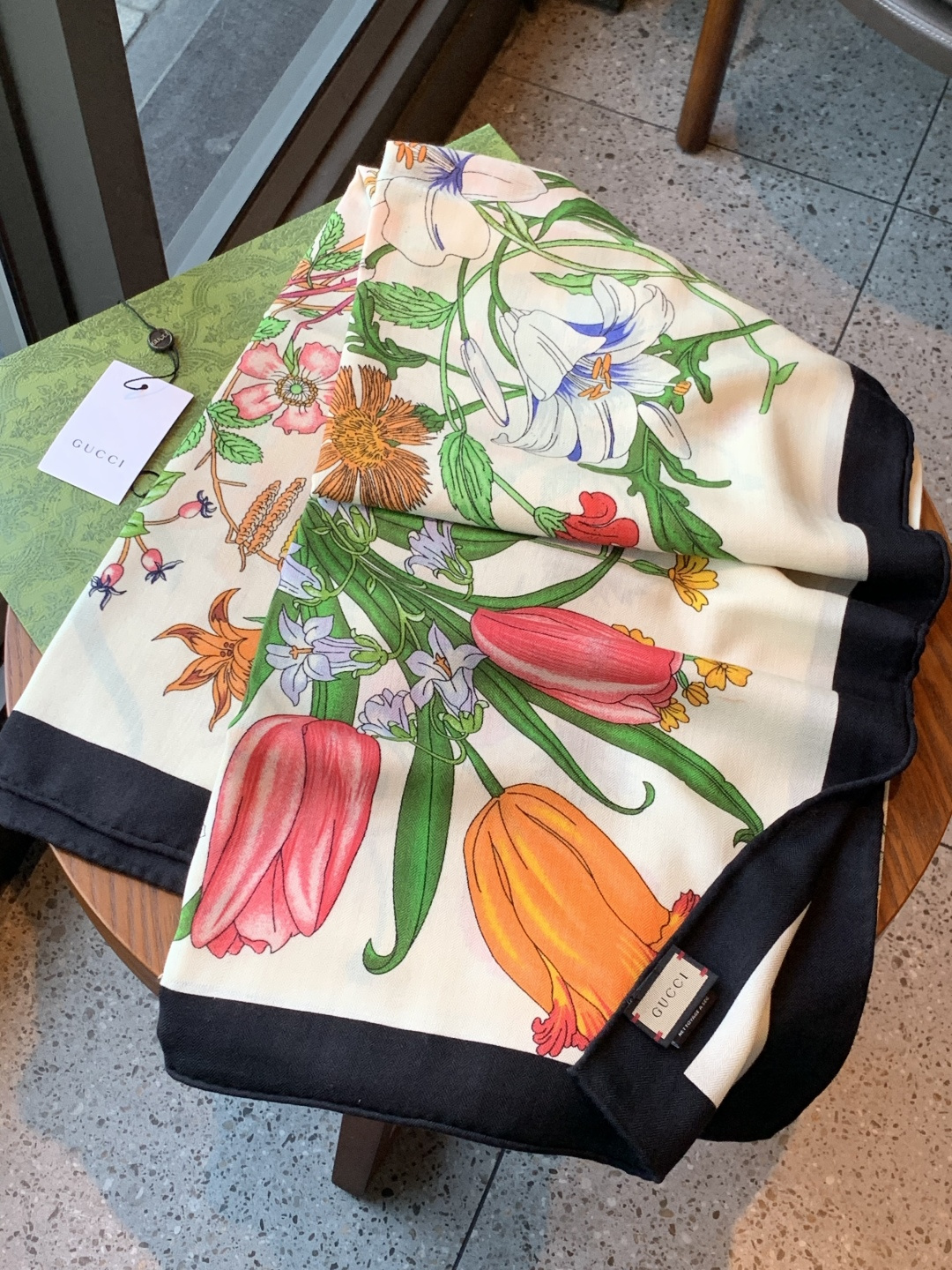 Gucci印花方巾【双面同色印花】2025春夏系列倾情推出活力十足的配饰，这款缀饰Gucci Flora