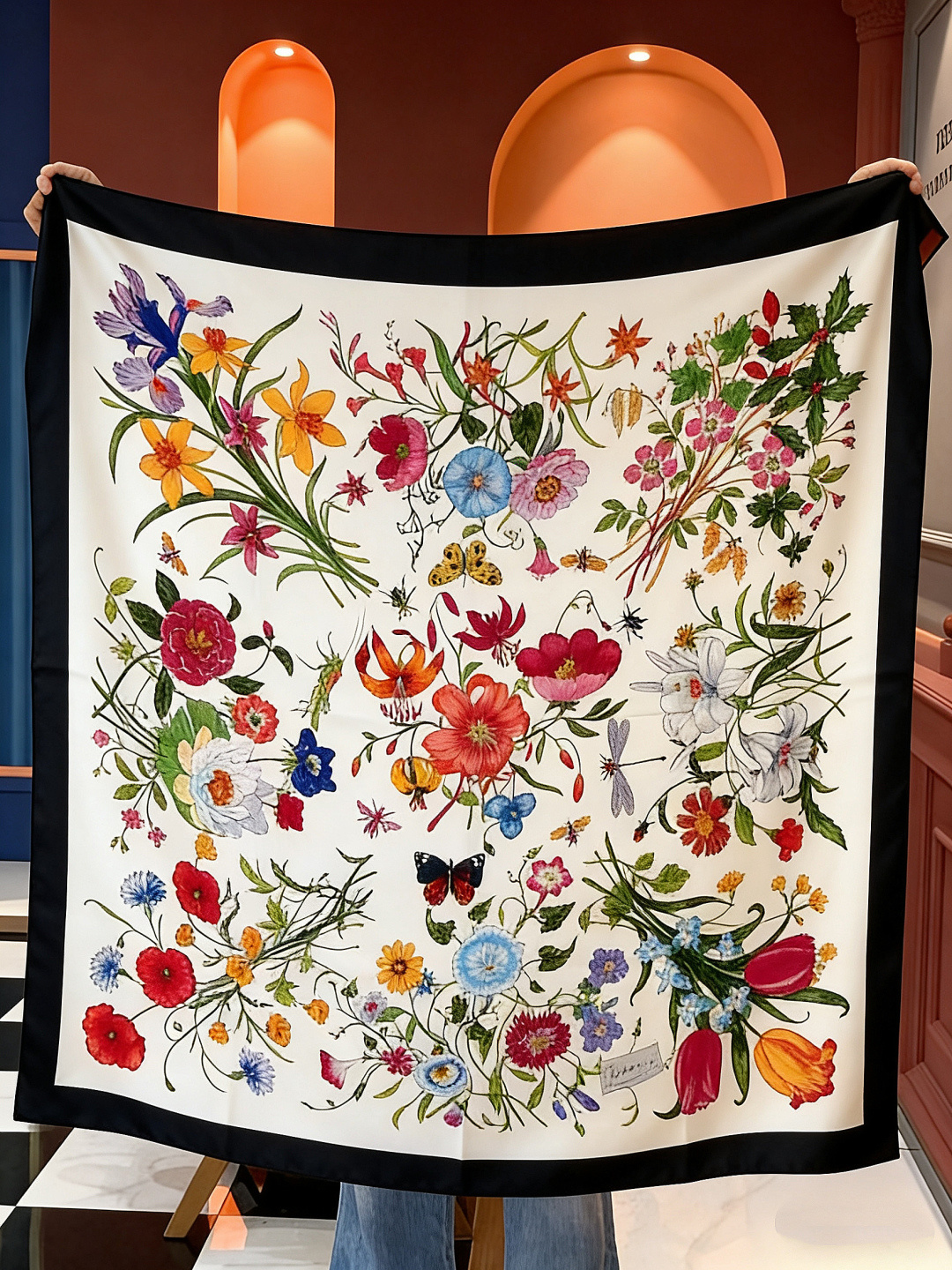 Gucci印花方巾【双面同色印花】2025春夏系列倾情推出活力十足的配饰，这款缀饰Gucci Flora