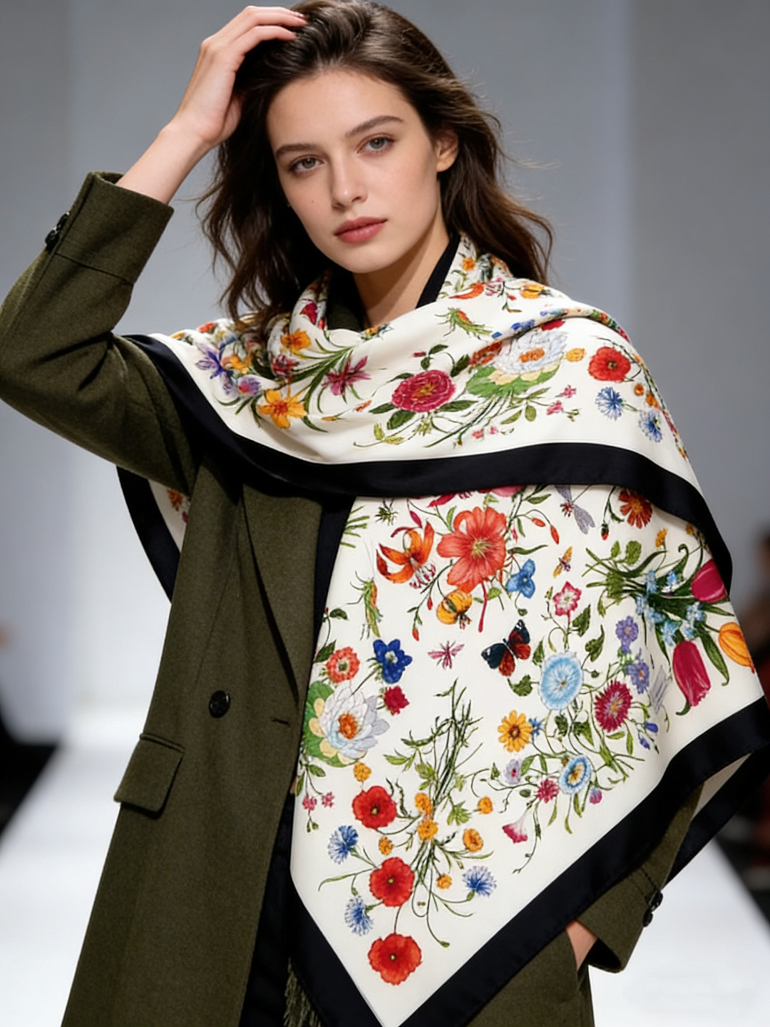 Gucci印花方巾【双面同色印花】2025春夏系列倾情推出活力十足的配饰，这款缀饰Gucci Flora