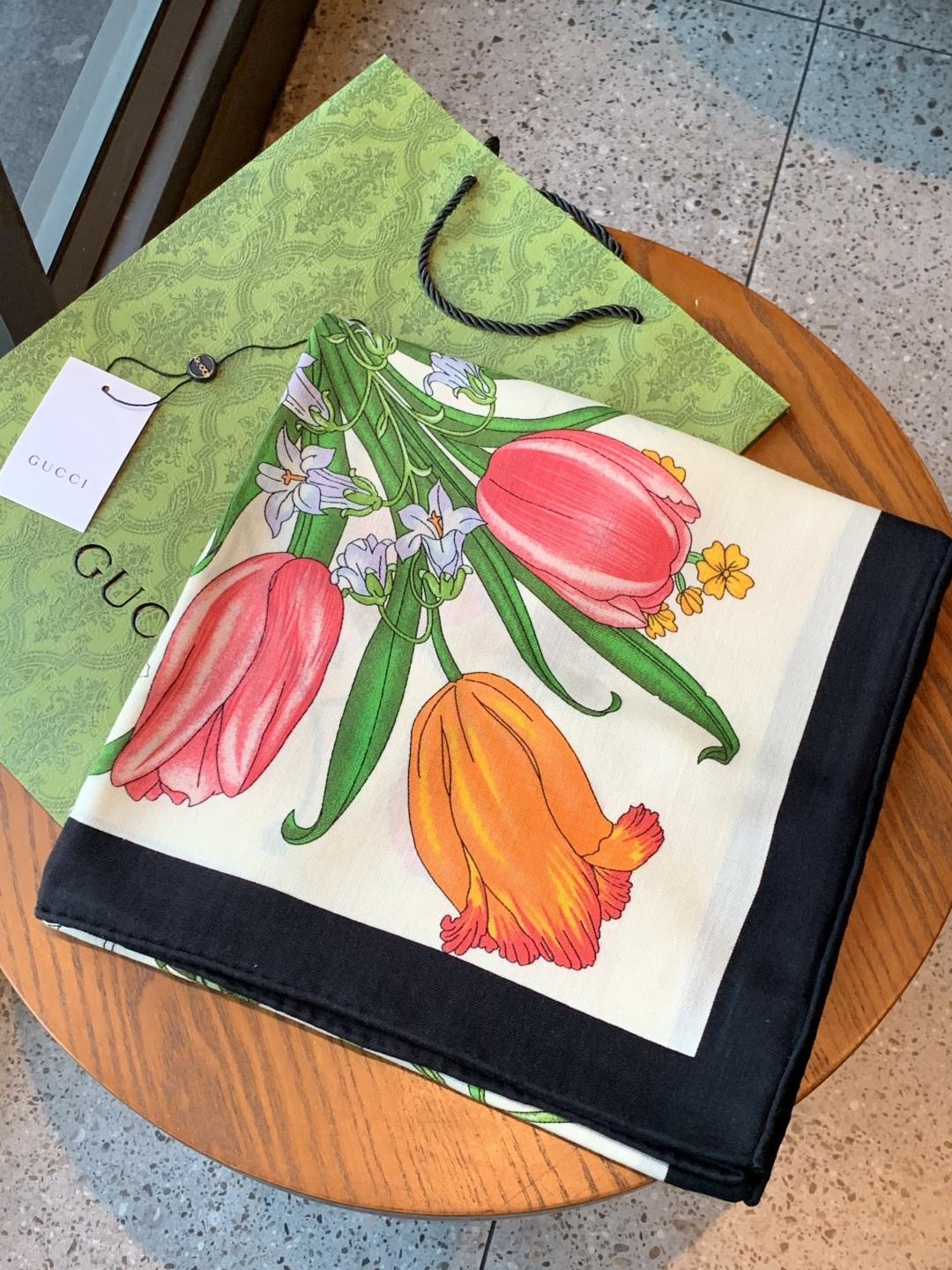 Gucci印花方巾【双面同色印花】2025春夏系列倾情推出活力十足的配饰，这款缀饰Gucci Flora