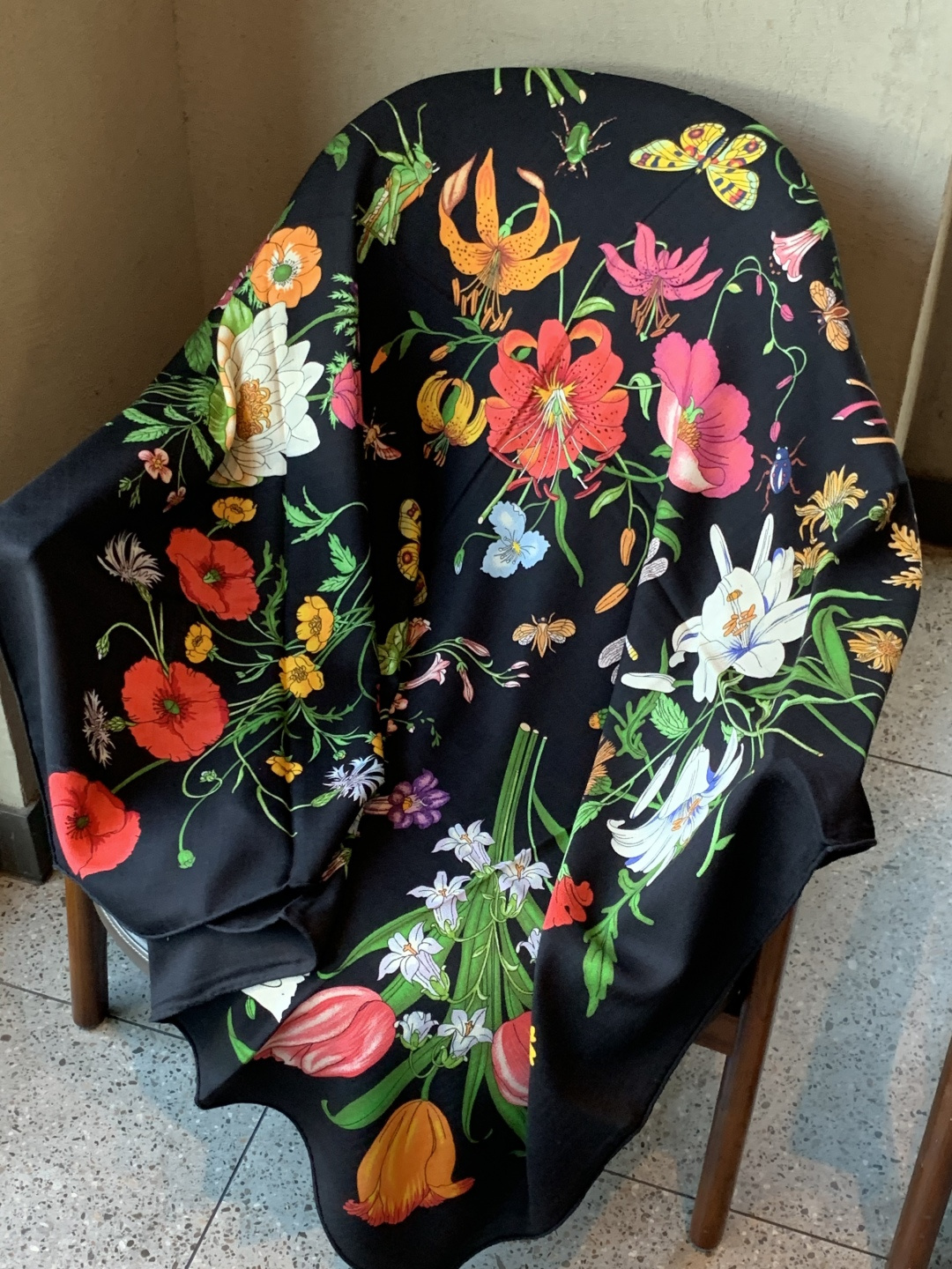 Gucci印花方巾【双面同色印花】2025春夏系列倾情推出活力十足的配饰，这款缀饰Gucci Flora