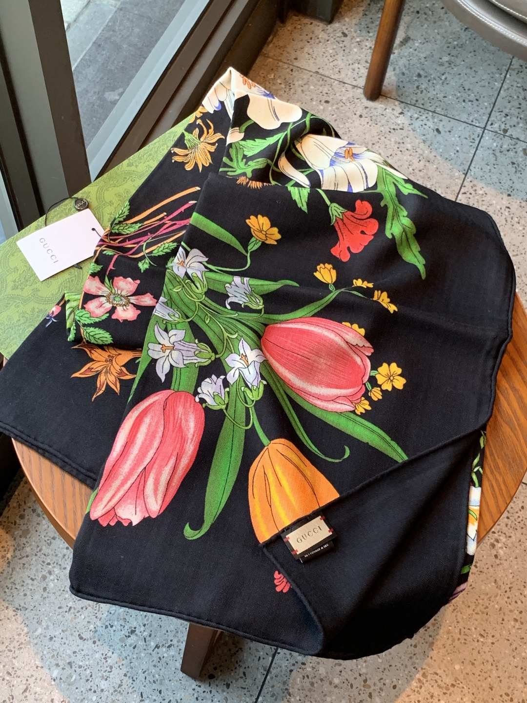Gucci印花方巾【双面同色印花】2025春夏系列倾情推出活力十足的配饰，这款缀饰Gucci Flora