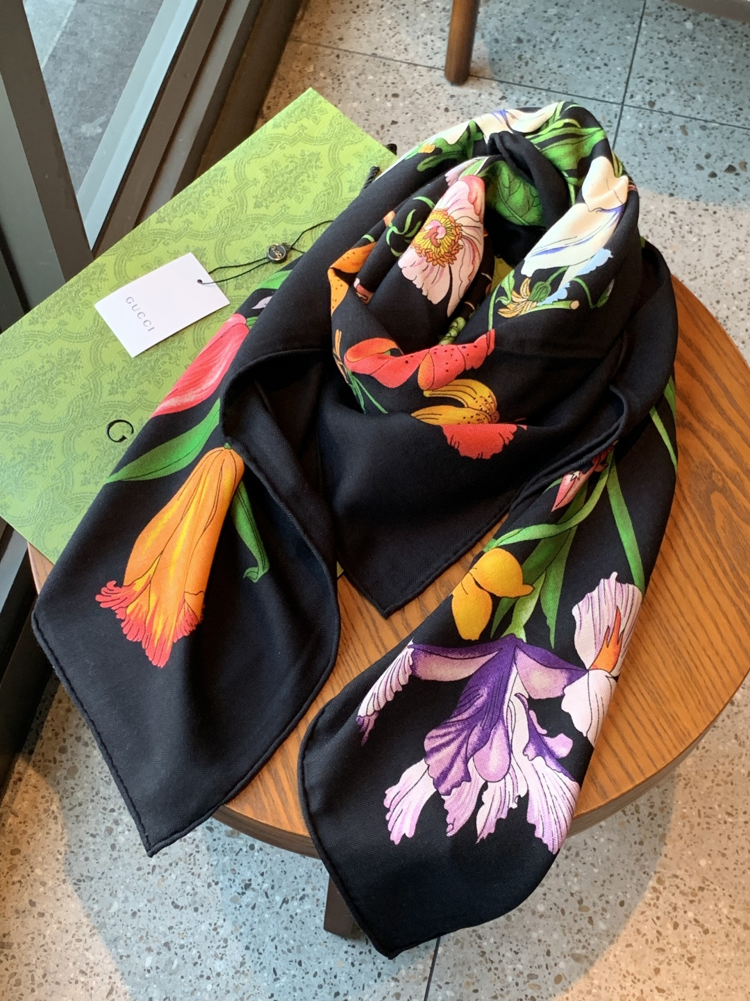 Gucci印花方巾【双面同色印花】2025春夏系列倾情推出活力十足的配饰，这款缀饰Gucci Flora