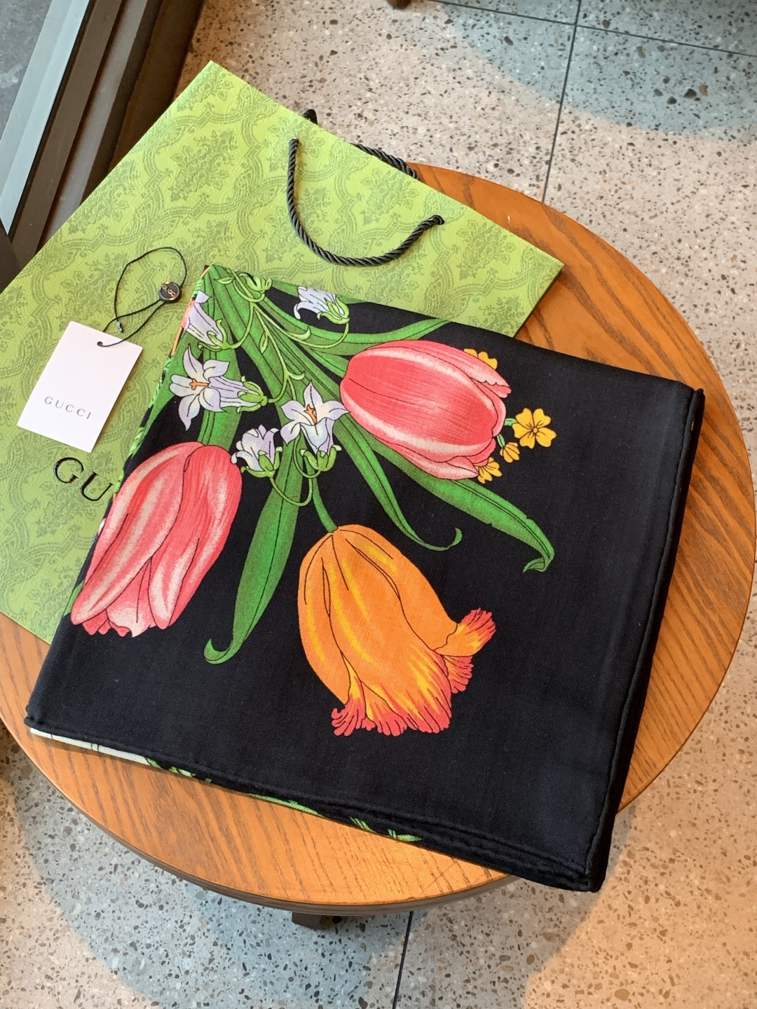 Gucci印花方巾【双面同色印花】2025春夏系列倾情推出活力十足的配饰，这款缀饰Gucci Flora