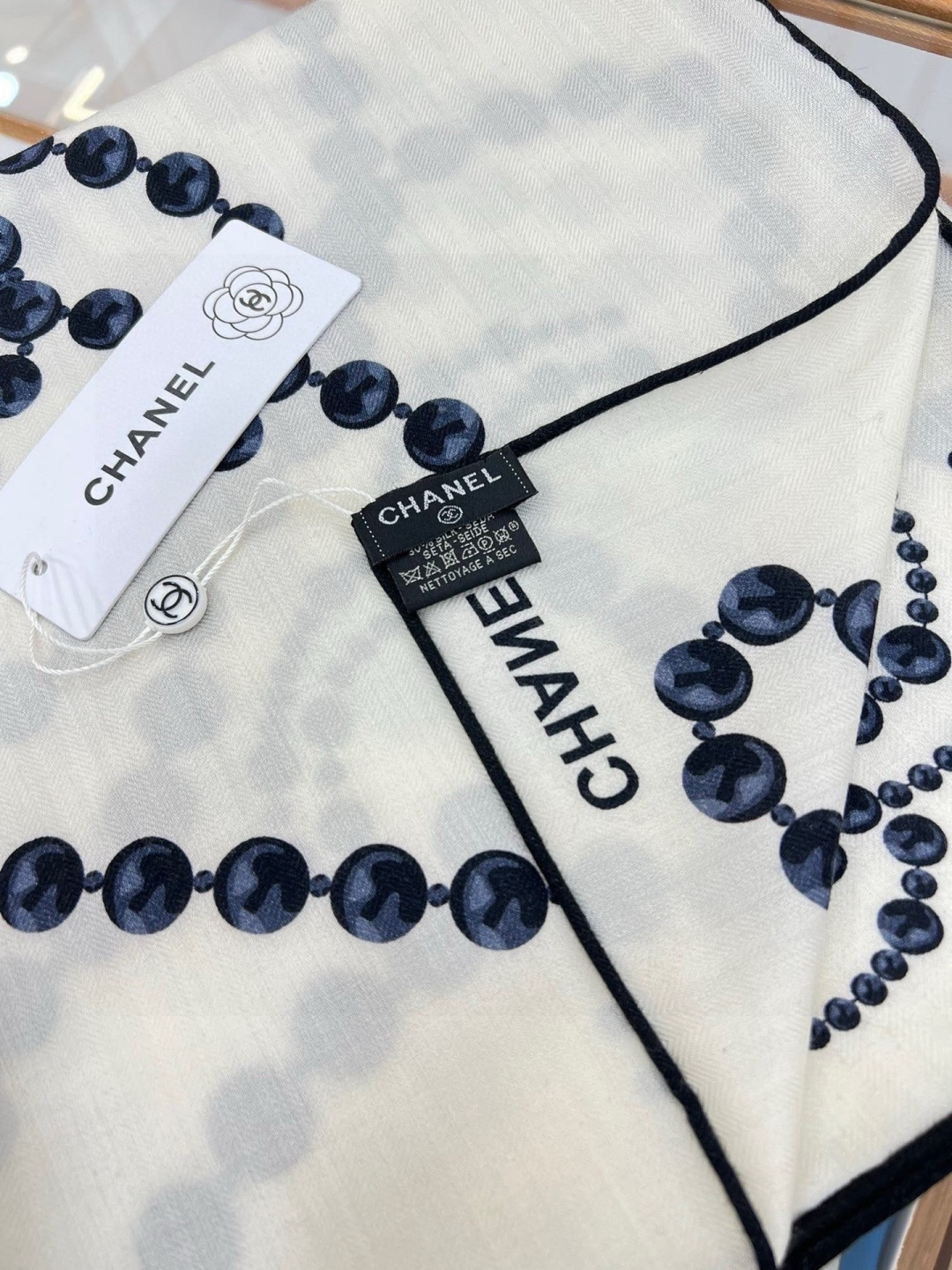 【▪️CHANEL新款 双面同色丝绒方巾】温柔而娴静，珍珠优雅气质！柔软顺滑的感觉真的舒服到心都化了！C