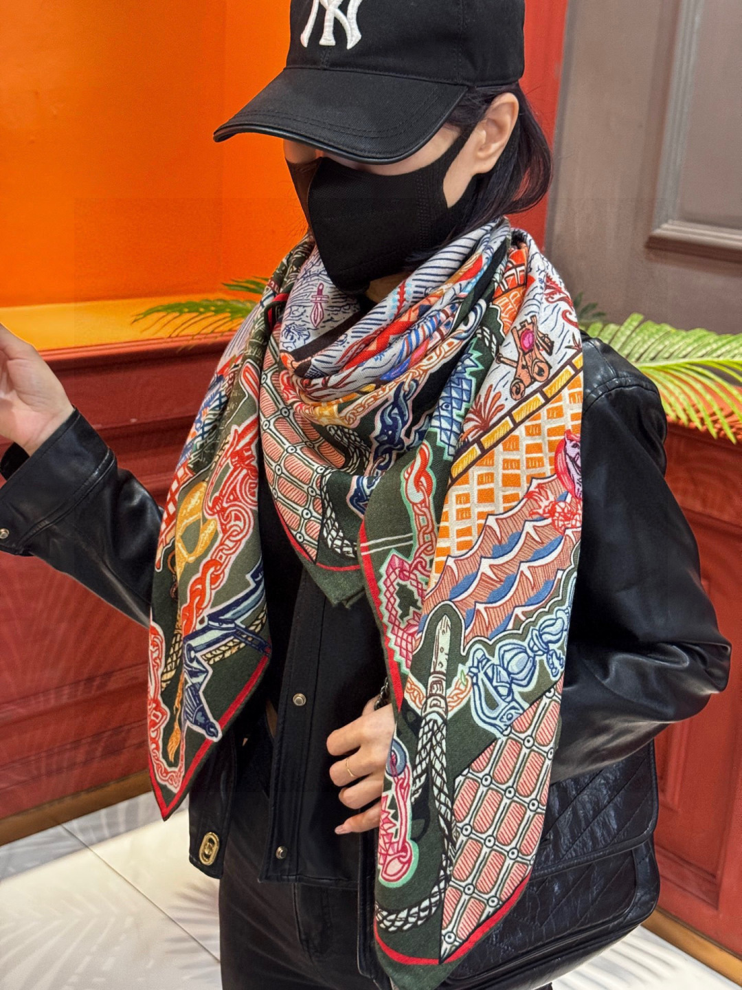 新款 秋冬搭配利器❗️顶级双面同色真丝羊绒披肩！！点睛精彩，图案和配色都超级喜欢，又一款双面配色工艺设计