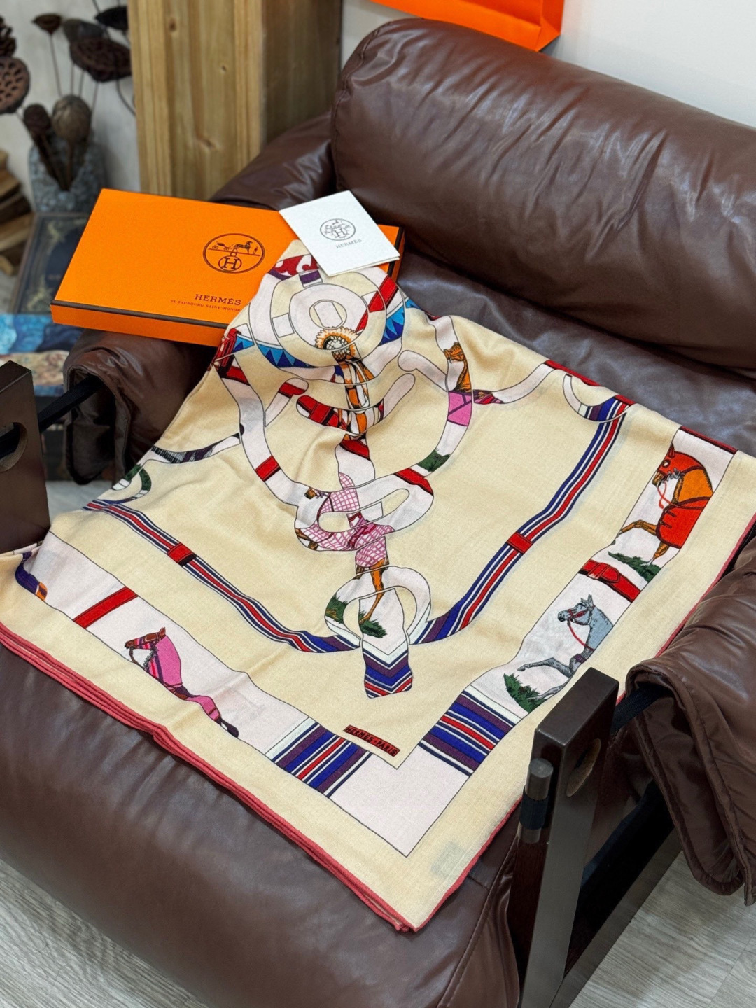 “金质马刺与骏马的披挂叠印版”披肩【140顶级丝绒双面同色】手工卷边30%桑蚕丝70%羊绒这款迷人的14