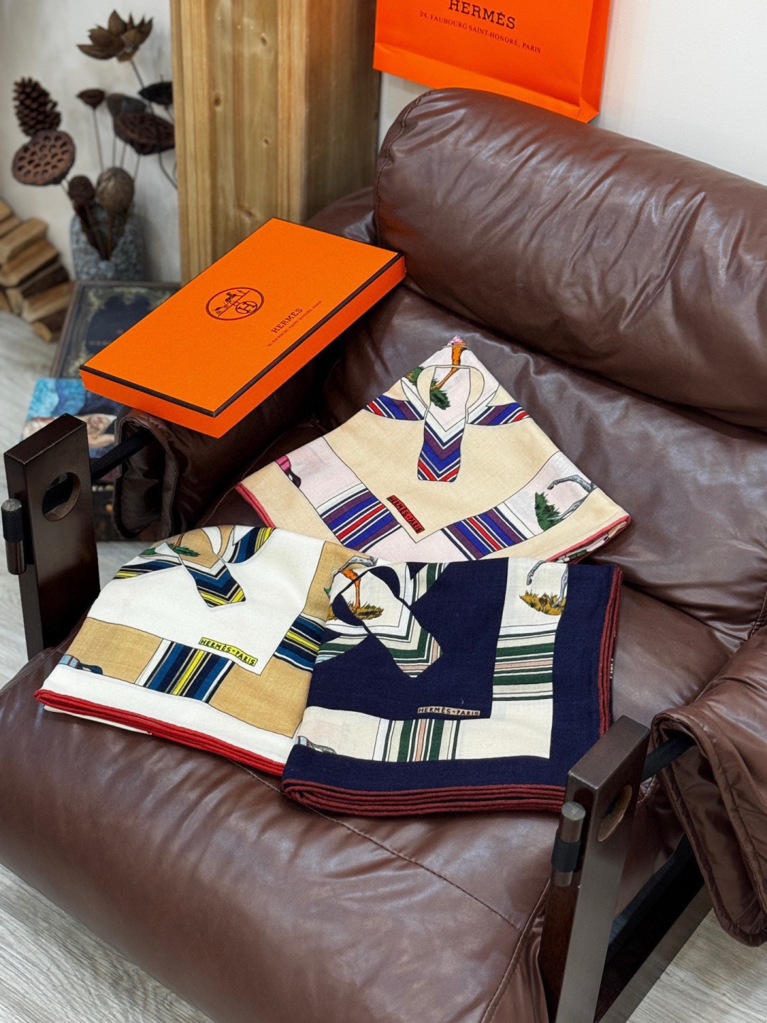 “金质马刺与骏马的披挂叠印版”披肩【140顶级丝绒双面同色】手工卷边30%桑蚕丝70%羊绒这款迷人的14