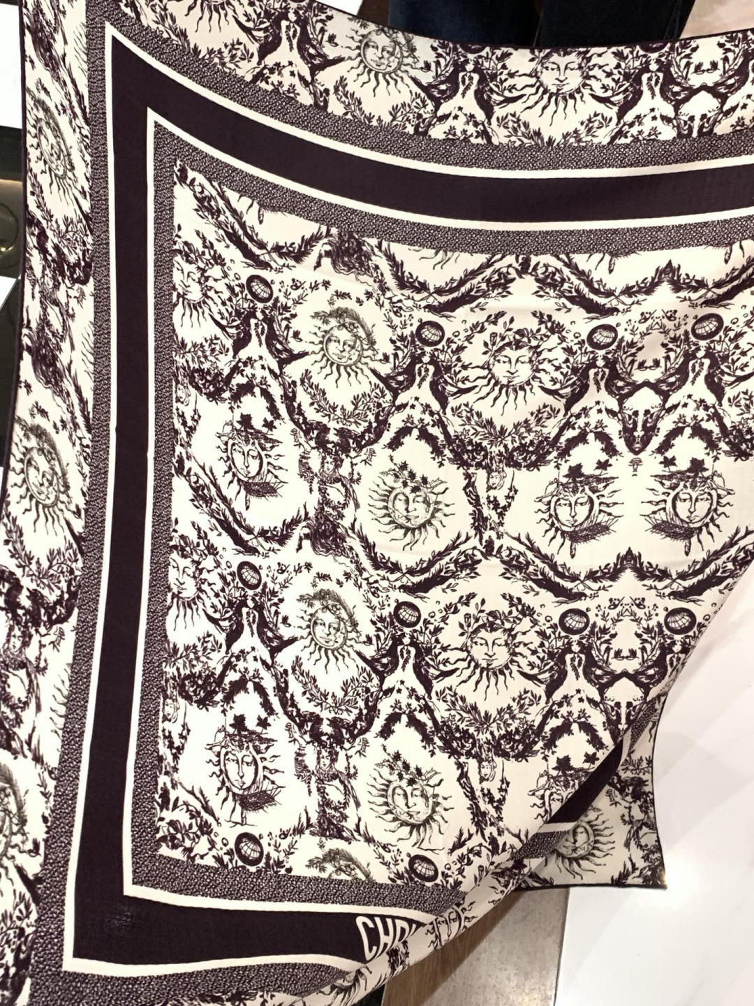 Dior 140丝绒双面同色印花披肩这款 Dior 丝绒披肩以彼得罗•鲁福（Pietro Ruffo）设