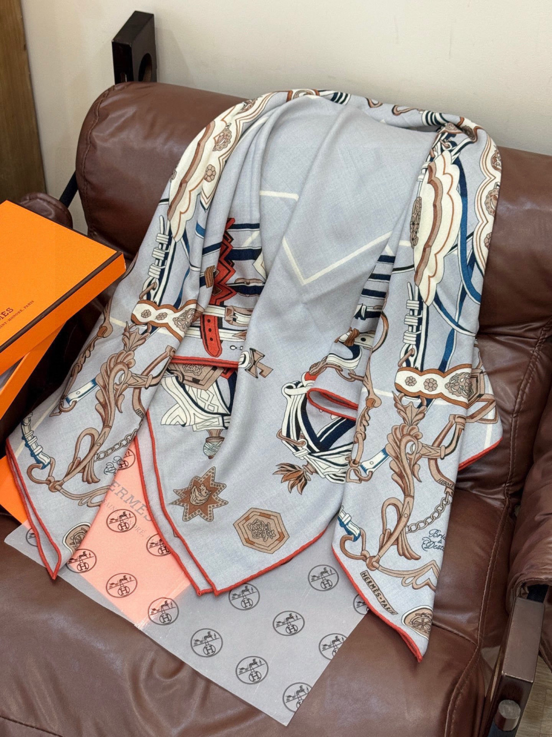 新款 秋冬搭配利器❗️顶级双面同色真丝羊绒披肩！！点睛精彩，图案和配色都超级喜欢，又一款双面配色工艺设计