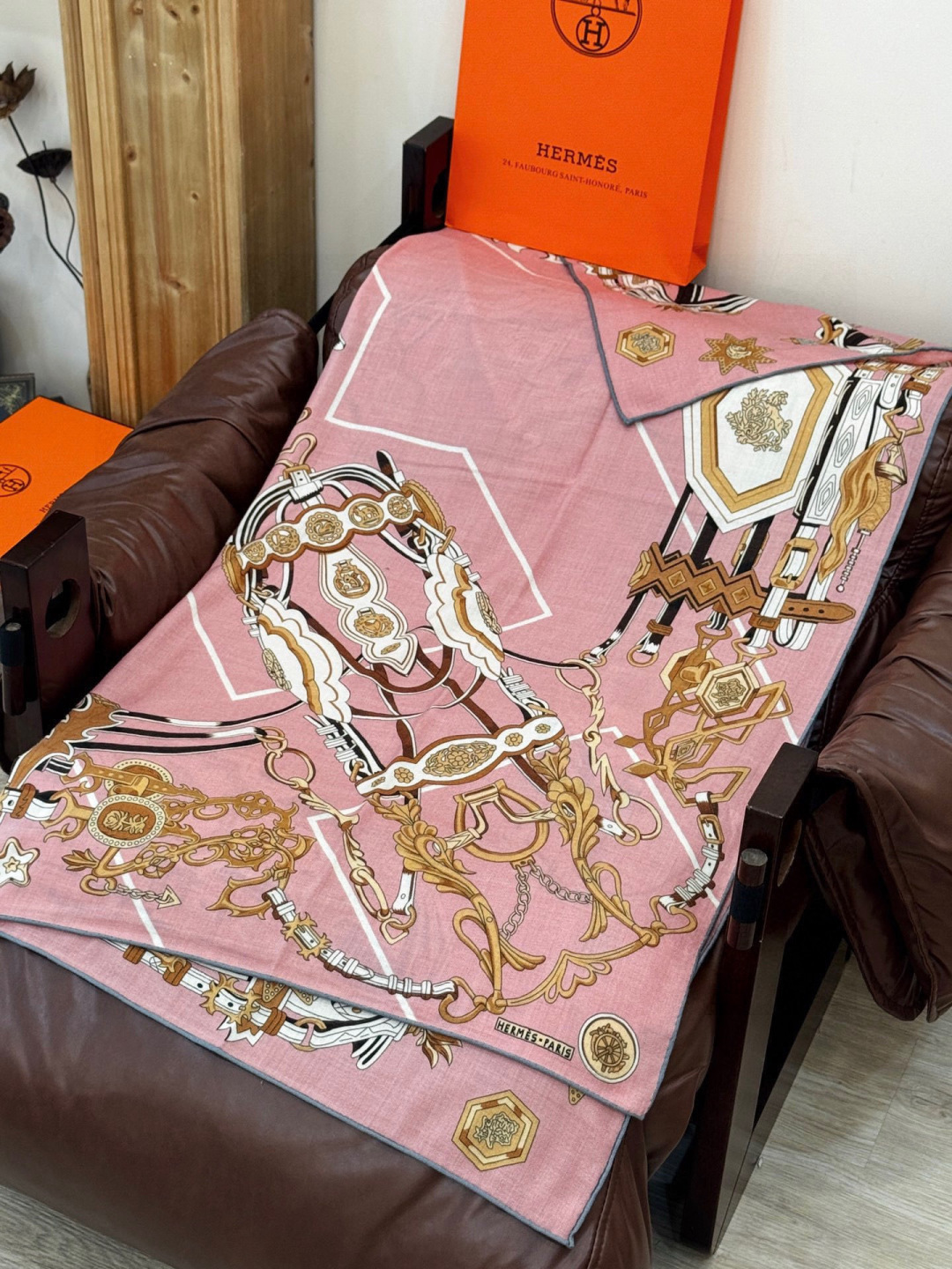 新款 秋冬搭配利器❗️顶级双面同色真丝羊绒披肩！！点睛精彩，图案和配色都超级喜欢，又一款双面配色工艺设计