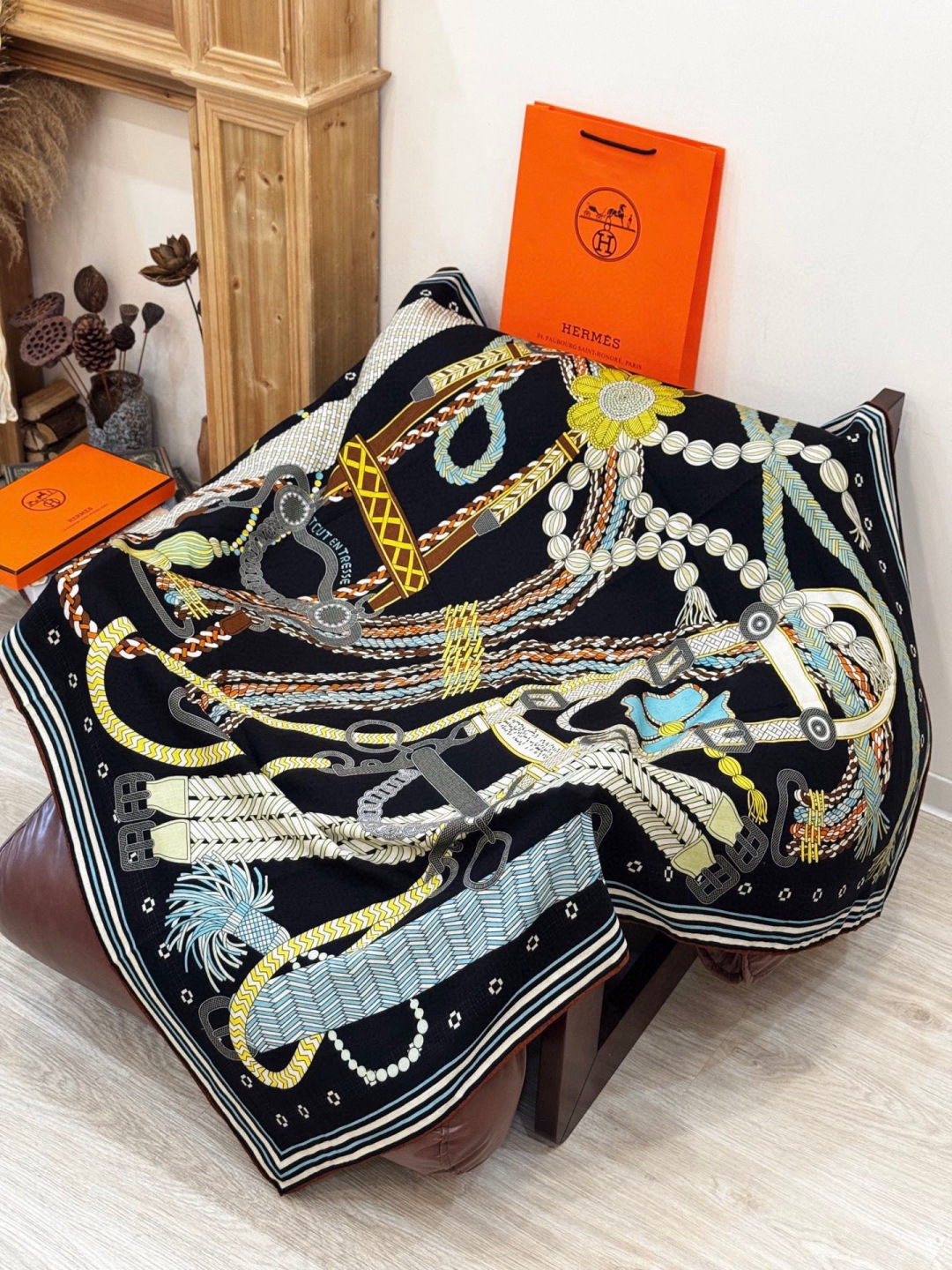 “编织鞍带”140方巾～Hermes 手工卷边丝绒方巾（30%桑蚕丝70%羊绒）这款爱马仕的经典单品展现