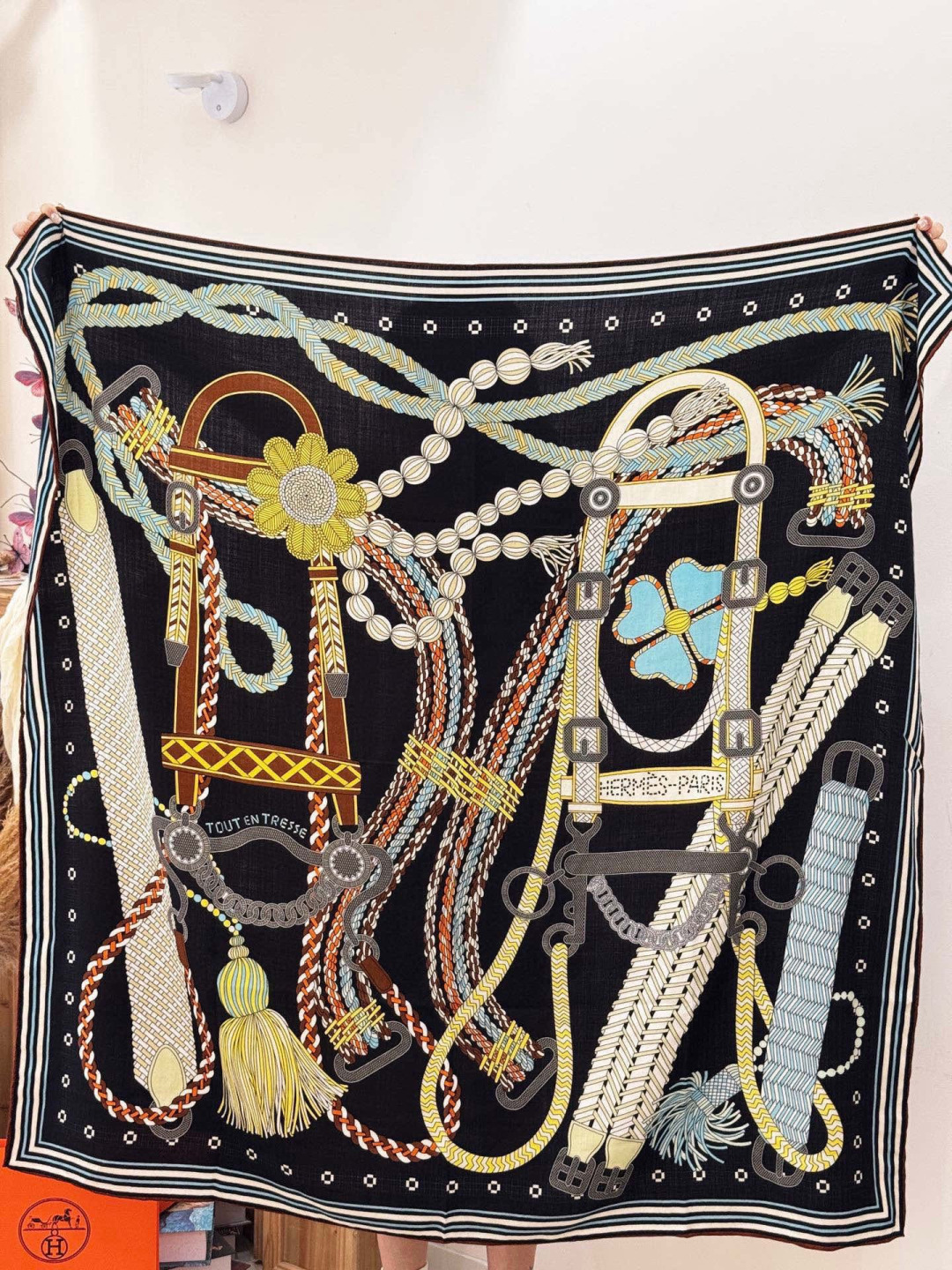 “编织鞍带”140方巾～Hermes 手工卷边丝绒方巾（30%桑蚕丝70%羊绒）这款爱马仕的经典单品展现