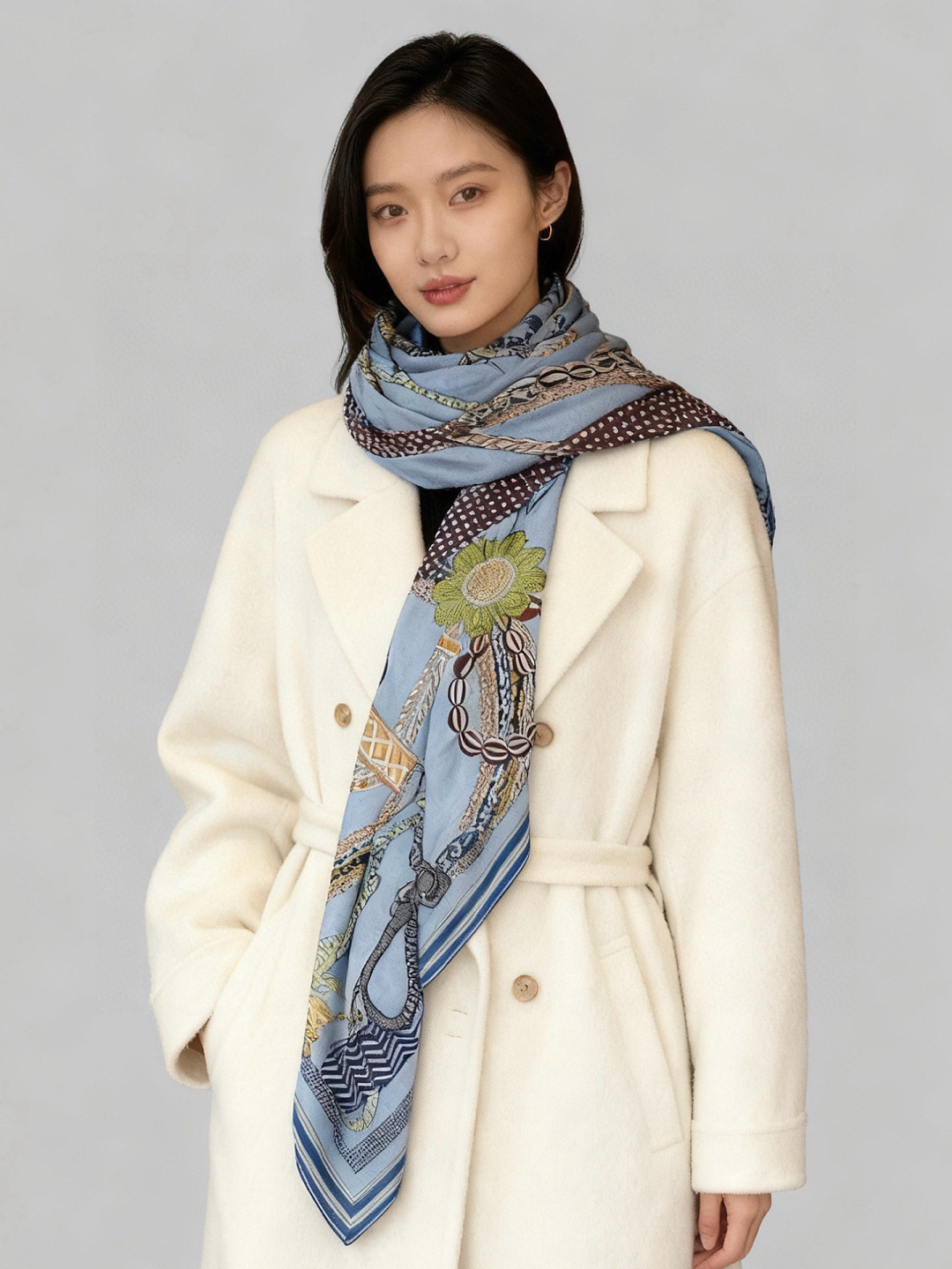 “编织鞍带”140方巾～Hermes 手工卷边丝绒方巾（30%桑蚕丝70%羊绒）这款爱马仕的经典单品展现