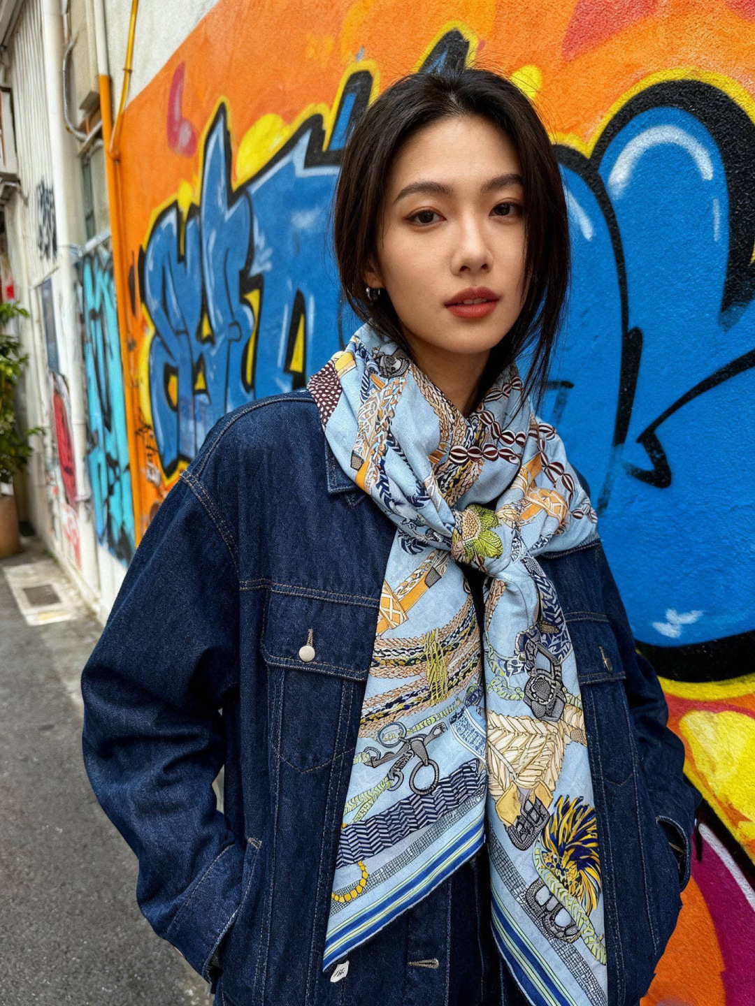 “编织鞍带”140方巾～Hermes 手工卷边丝绒方巾（30%桑蚕丝70%羊绒）这款爱马仕的经典单品展现