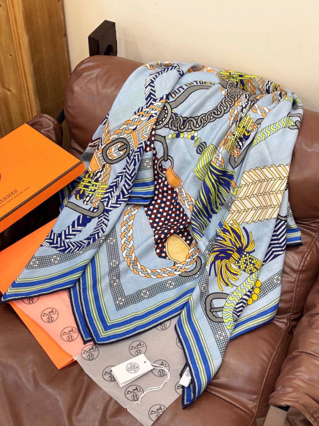 “编织鞍带”140方巾～Hermes 手工卷边丝绒方巾（30%桑蚕丝70%羊绒）这款爱马仕的经典单品展现