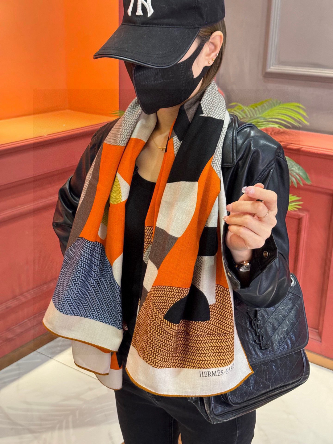 新款爱马仕小马跳跃，140*140cm，双面同色印花，高端的重磅丝羊绒面料，正反两面效果一样，70%羊绒