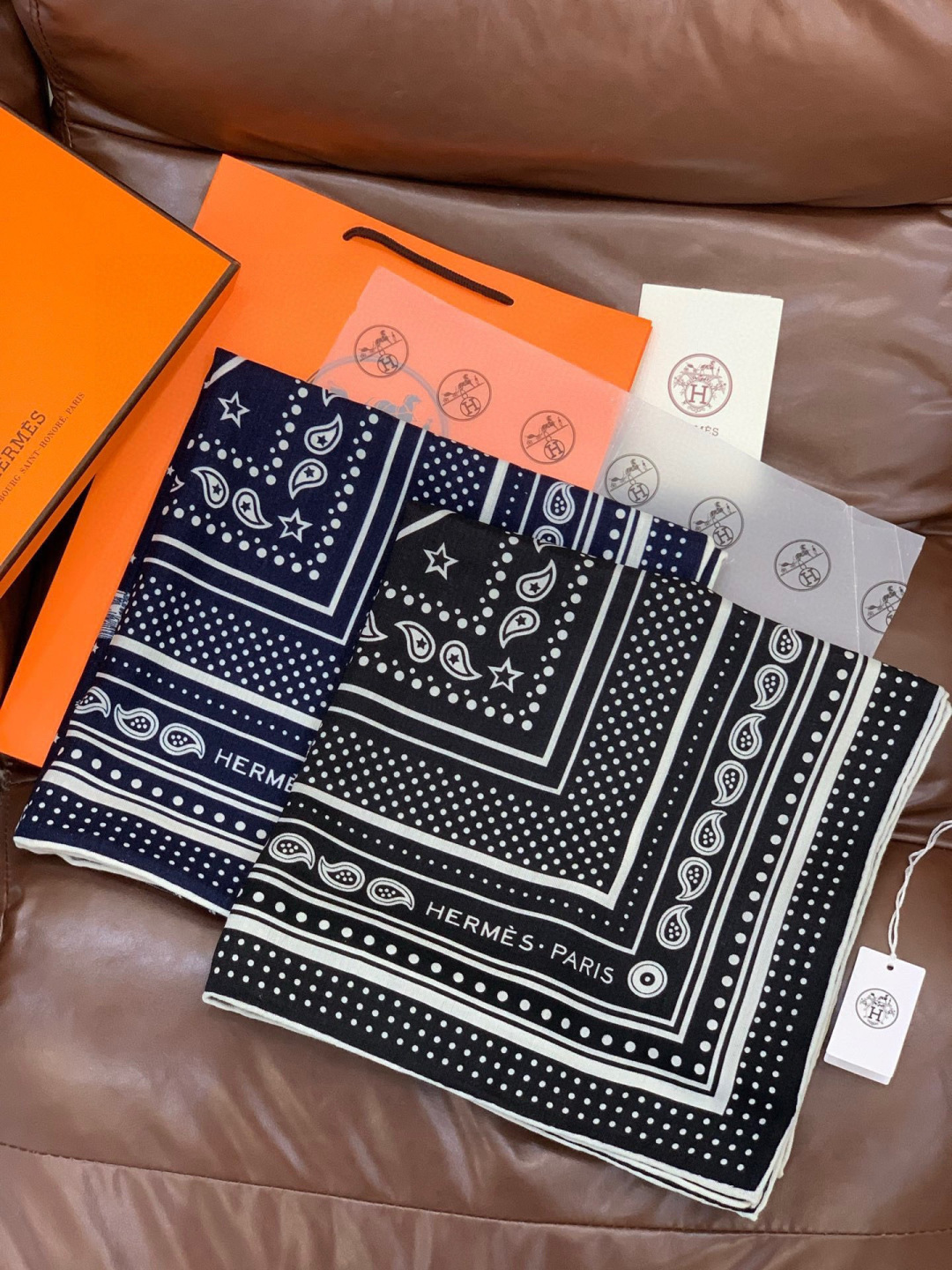 羊绒新款🆕👏👏买了都说好看‼️推荐💕爱马仕双面同色羊绒方巾【双面同色140】，顶级工艺超值‼️爱马仕专柜