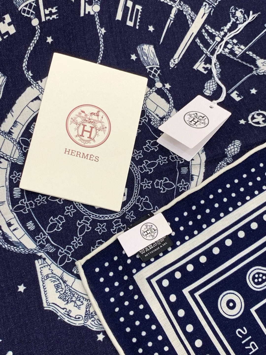 羊绒新款🆕👏👏买了都说好看‼️推荐💕爱马仕双面同色羊绒方巾【双面同色140】，顶级工艺超值‼️爱马仕专柜