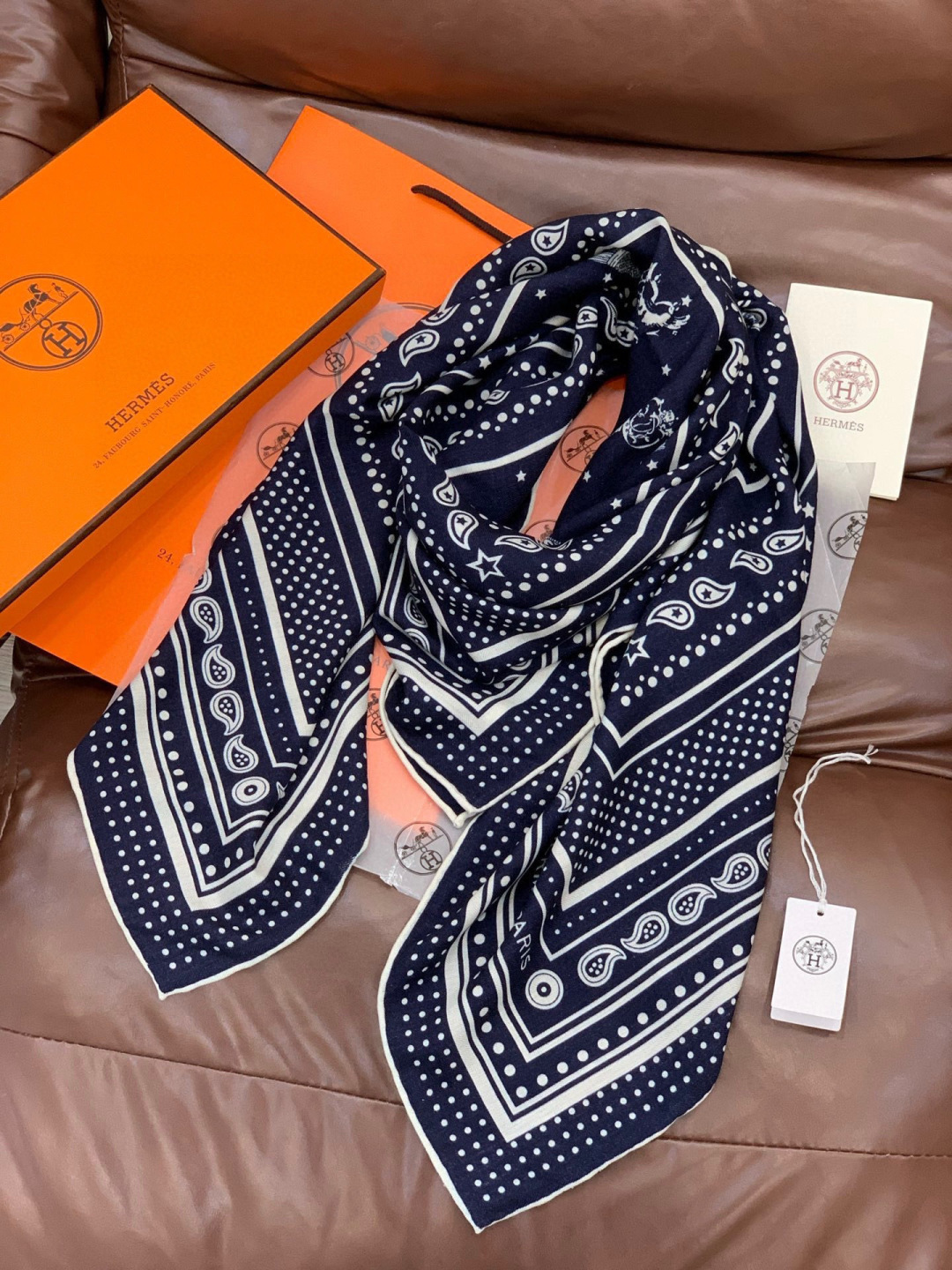 羊绒新款🆕👏👏买了都说好看‼️推荐💕爱马仕双面同色羊绒方巾【双面同色140】，顶级工艺超值‼️爱马仕专柜