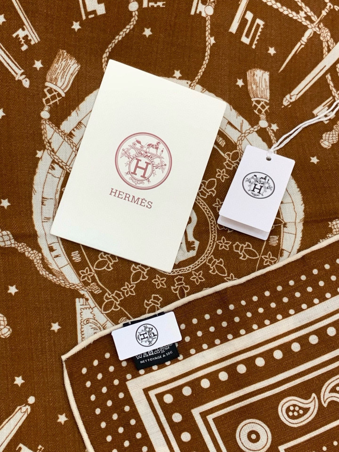 羊绒新款🆕👏👏买了都说好看‼️推荐💕爱马仕双面同色羊绒方巾【双面同色140】，顶级工艺超值‼️爱马仕专柜