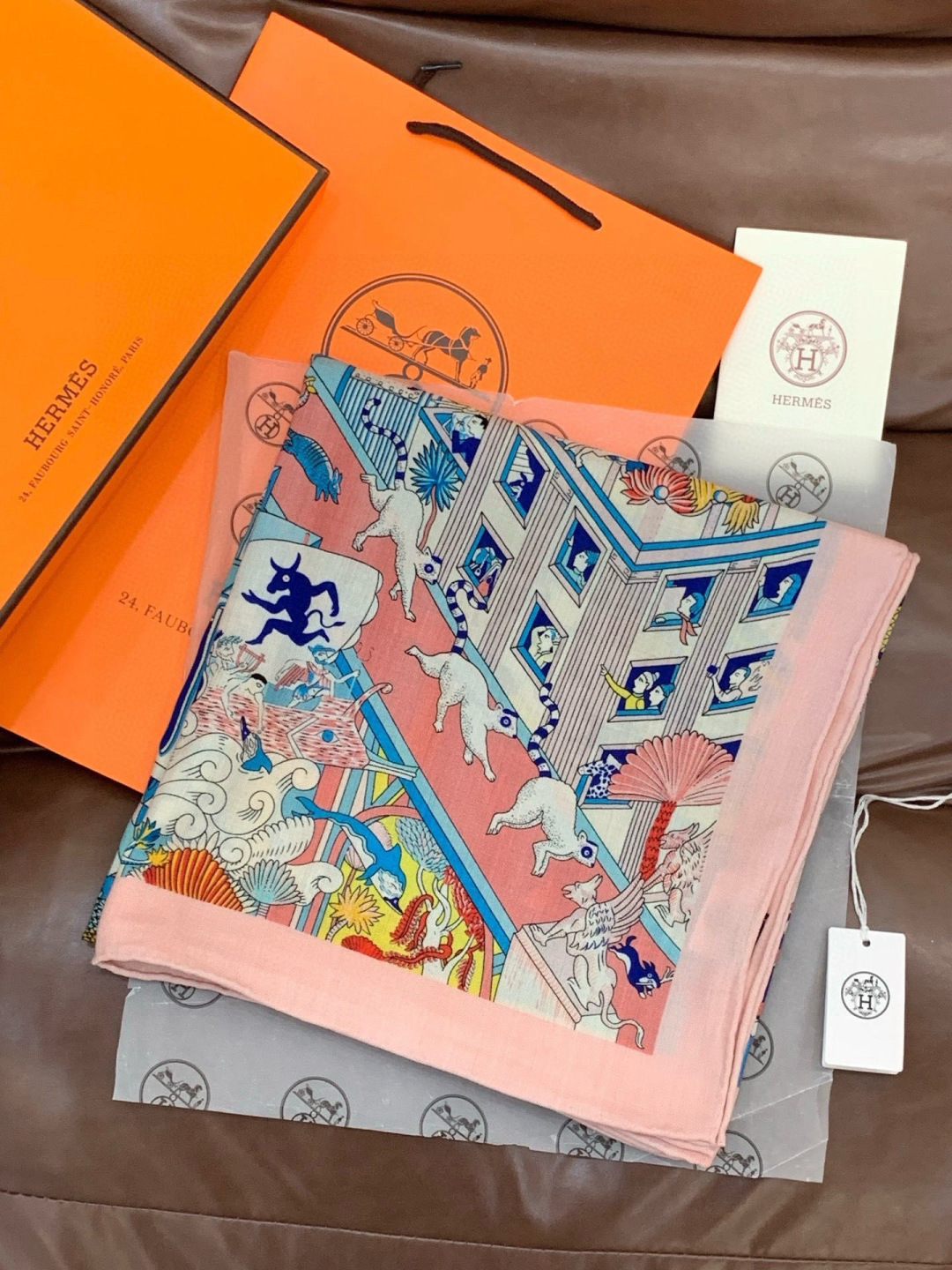 羊绒新款🆕👏👏买了都说好看‼️推荐💕爱马仕双面同色羊绒方巾【动物之城双面同色140】，顶级工艺超值‼️爱