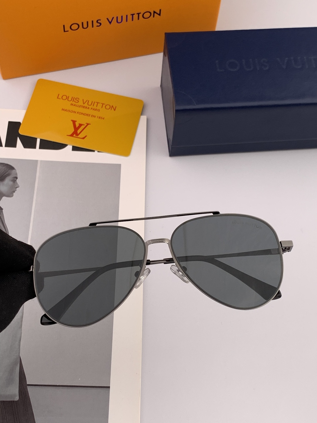 LV 男款炫彩飞行员偏光太阳镜 ❤️材质：高清尼龙加厚卡槽高清偏光镜片 🌹无边框镜架💕颜👍型号：L589
