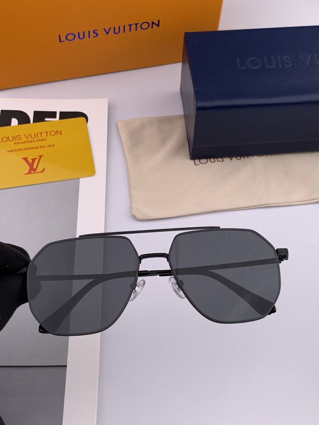 LV 男款炫彩飞行员偏光太阳镜 ❤️材质：高清尼龙加厚卡槽高清偏光镜片 🌹无边框镜架💕颜👍型号：L289