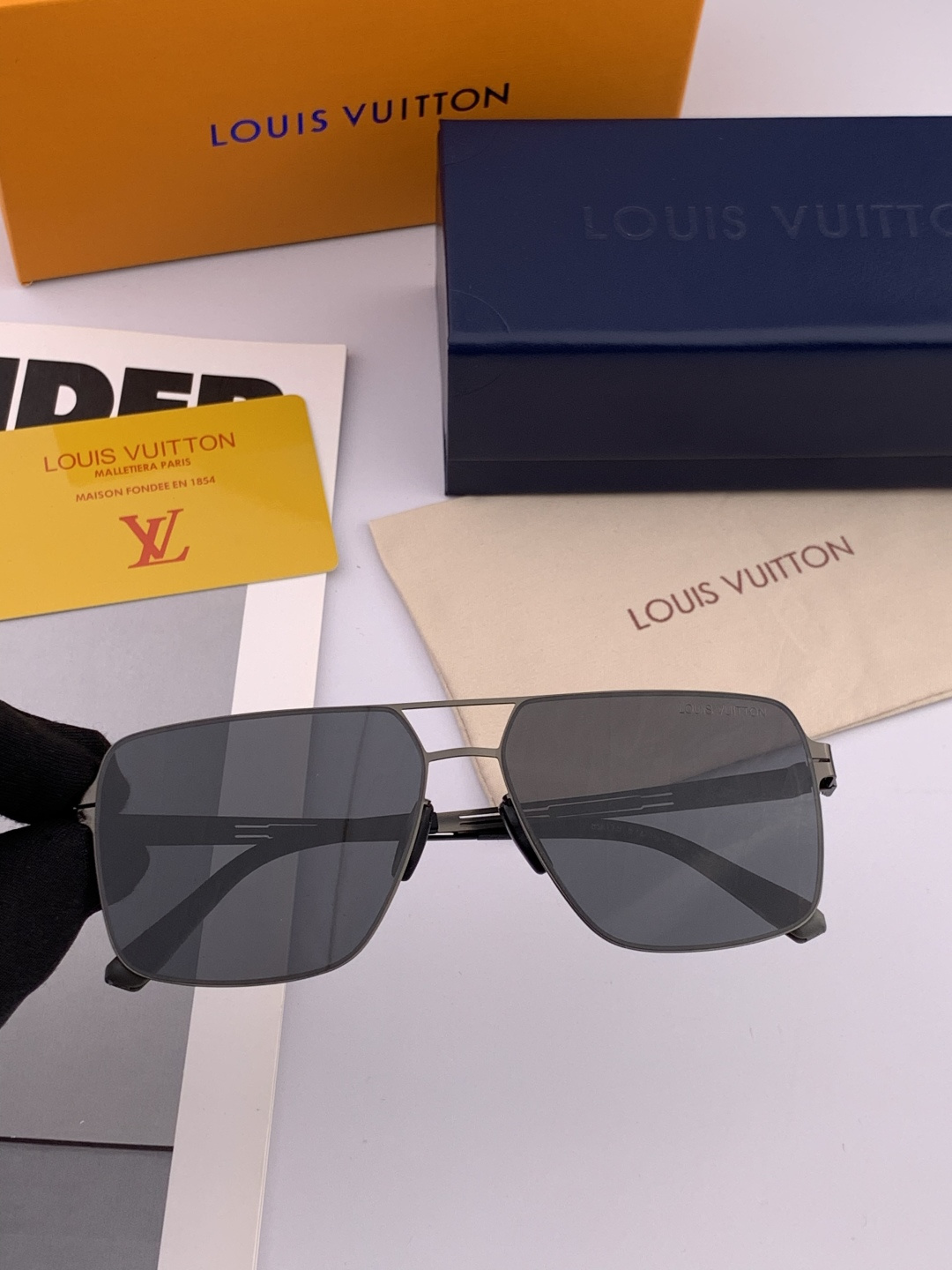 ♦️LV 2025新款男女情侣款太阳镜多边形墨镜iP电镀永不褪色 超轻超有弹性整幅眼镜无螺丝重要的是压不