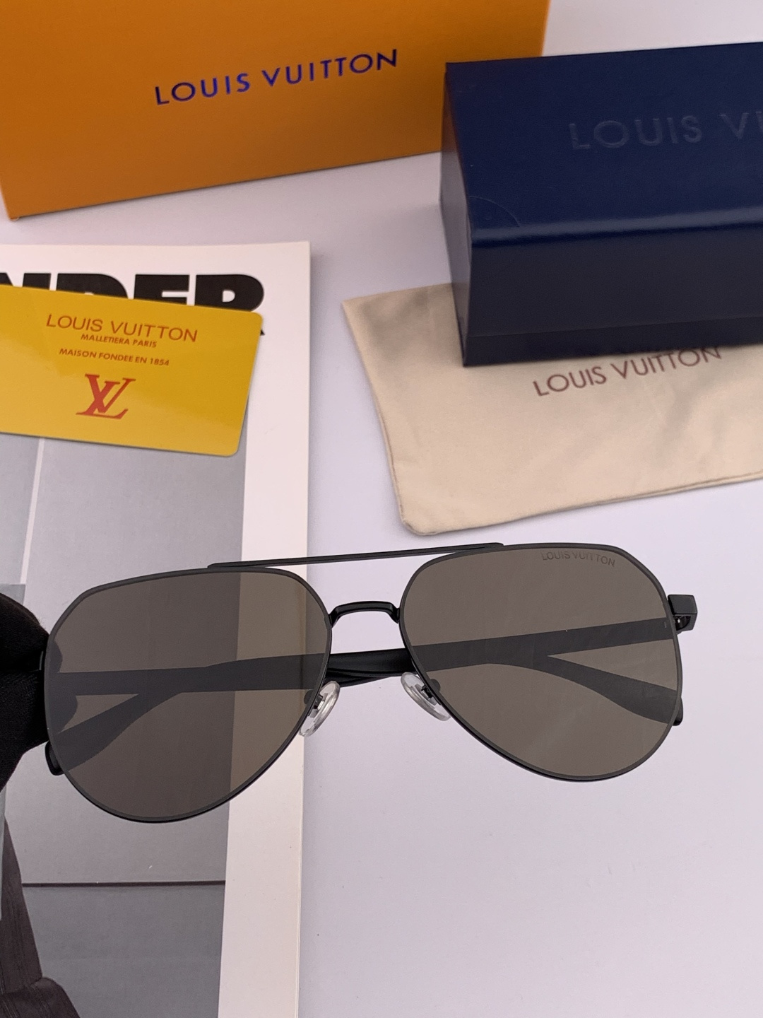 LV 男款炫彩飞行员偏光太阳镜 ❤️材质：高清尼龙加厚卡槽高清偏光镜片 🌹无边框镜架💕颜👍型号：L089