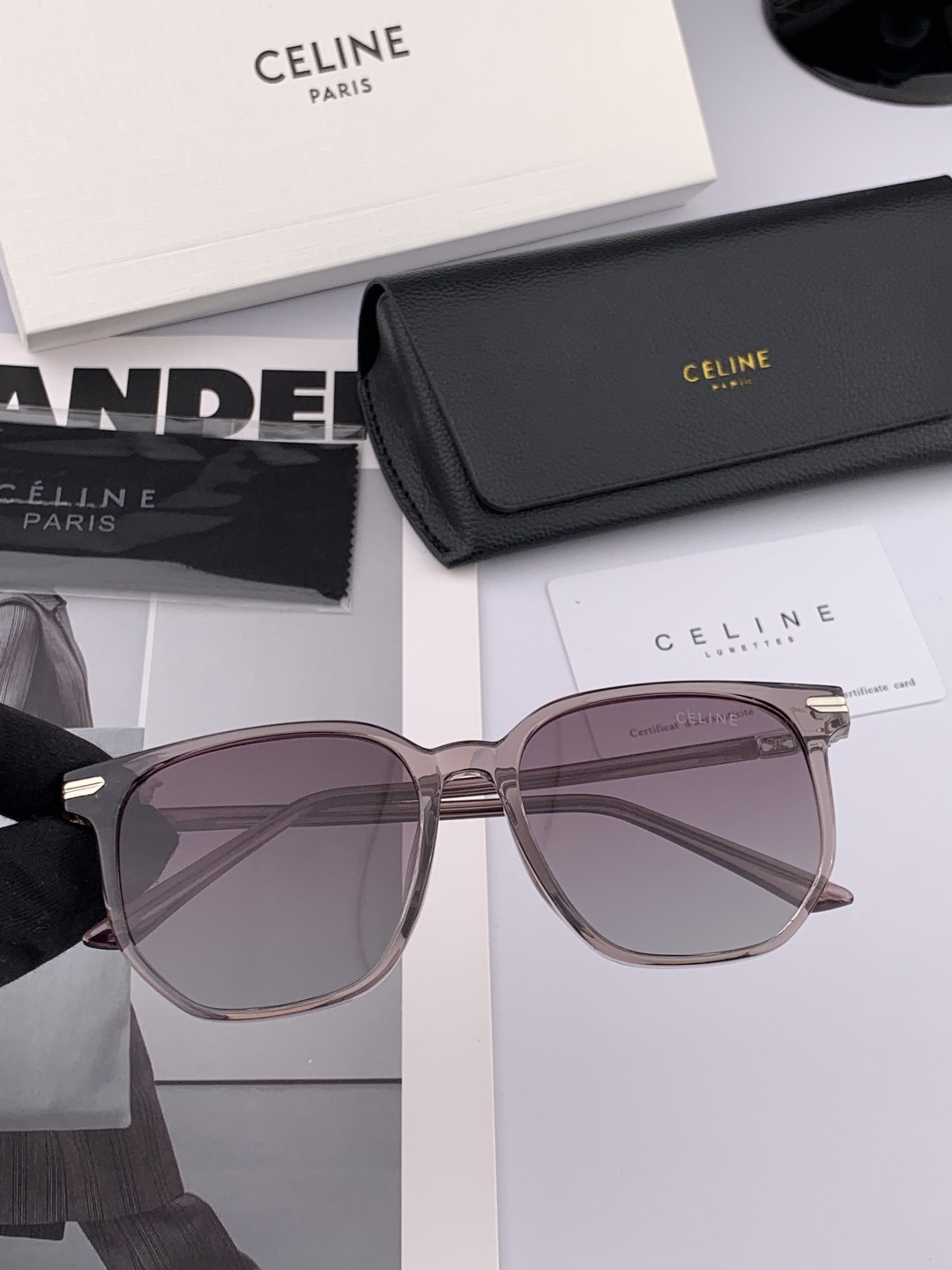 🌷🌷瑟琳新款到货🆕🆕TR材制作而成[酷][酷]高品质 2️⃣色潮品[强][强]大框型太阳镜➕简约logo