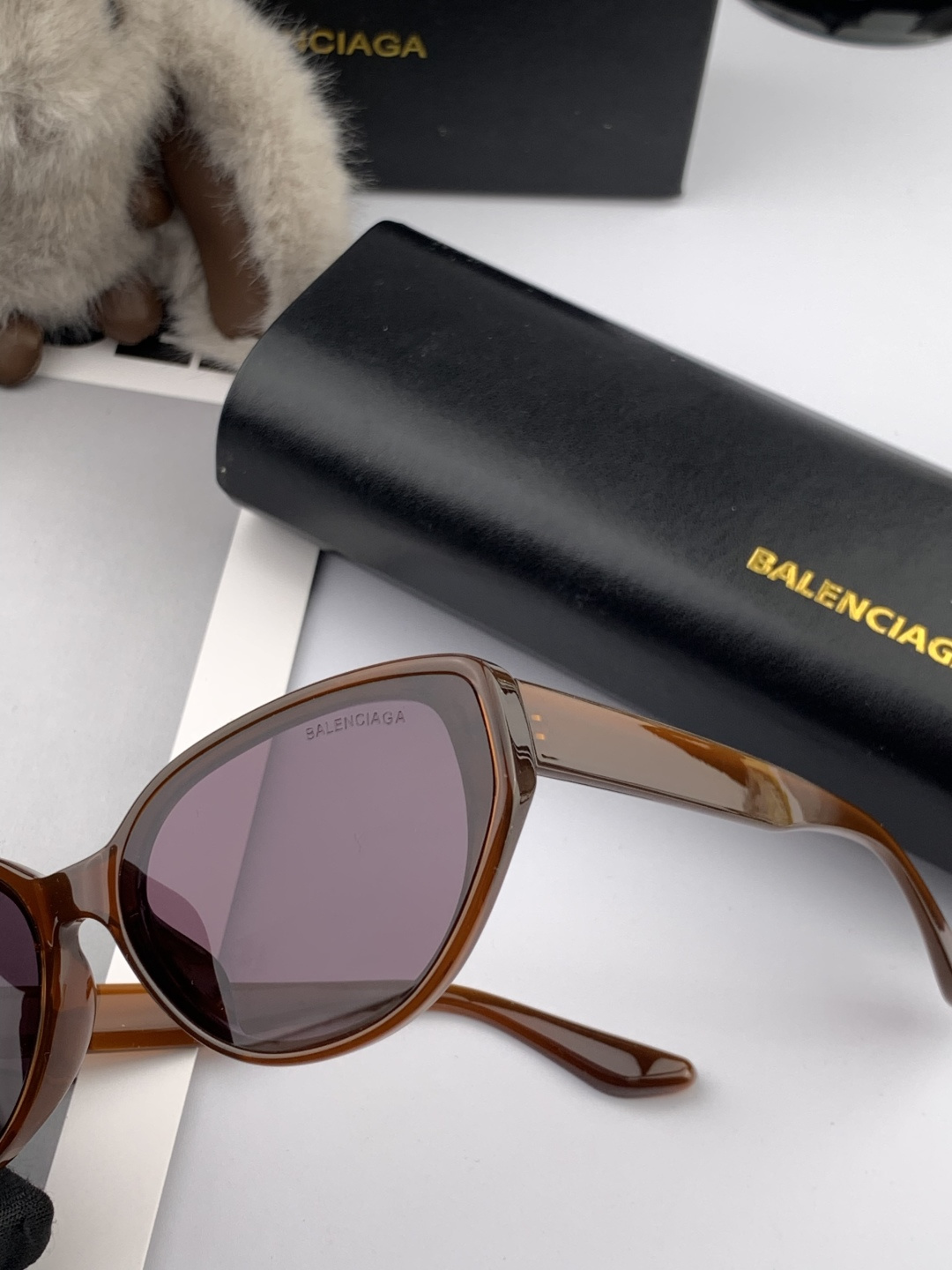 巴黎世家2025开春新款一体镜 小框太阳镜男女同款 😎 爆款大框尼龙太阳镜 超逼格超酷 镜腿品牌设计感强