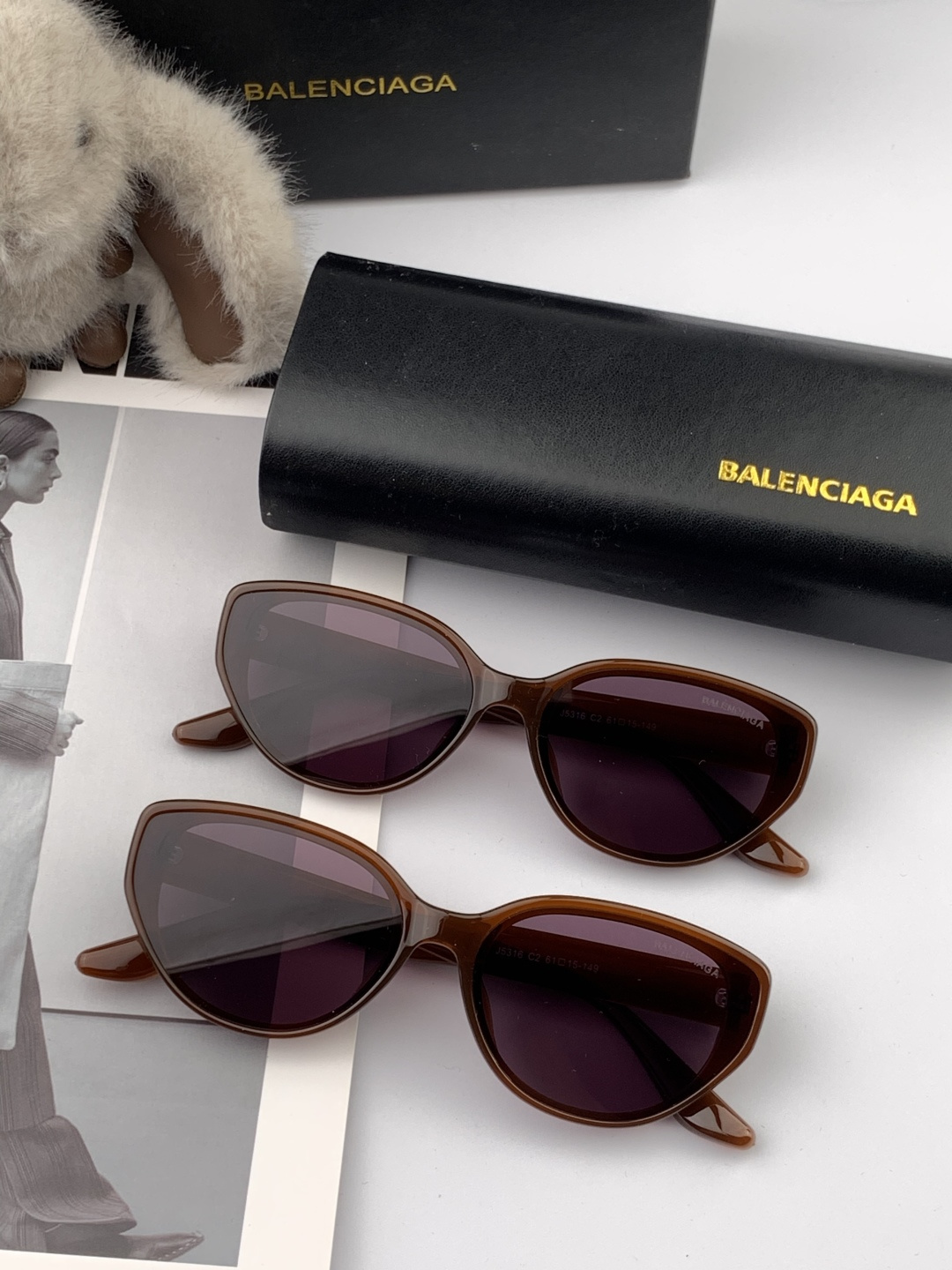 巴黎世家2025开春新款一体镜 小框太阳镜男女同款 😎 爆款大框尼龙太阳镜 超逼格超酷 镜腿品牌设计感强