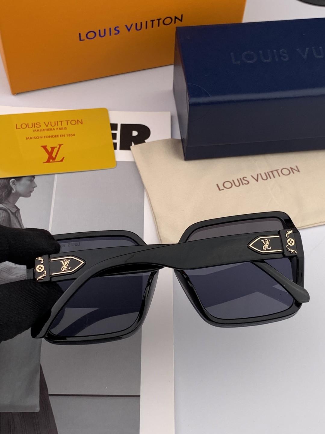 lv大框太阳镜墨镜经典的方框设计，不挑脸型，无论搭配大衣还是连衣裙都非常显气质预防紫外线 型号：型号：L